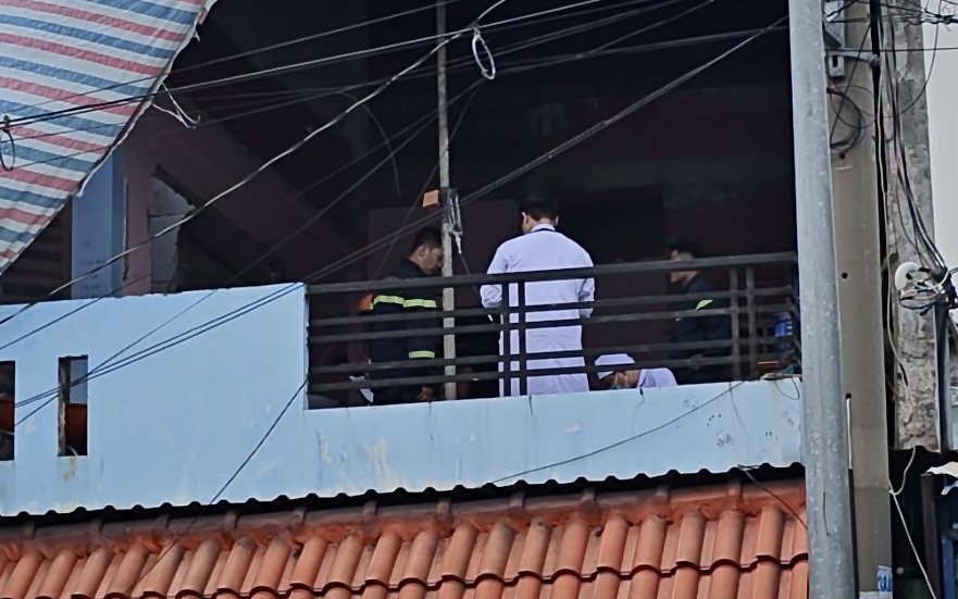 TP HCM: Giải cứu người đàn ông bị cây sắt đâm vào đầu do võng đứt dây