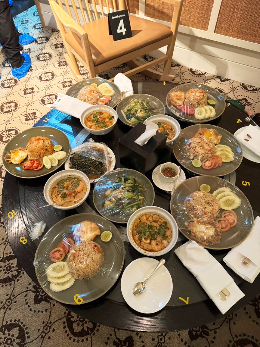 B&agrave;n đồ ăn trong ph&ograve;ng 502, nơi c&oacute; 6 người tử vong. Ảnh: Khaosod