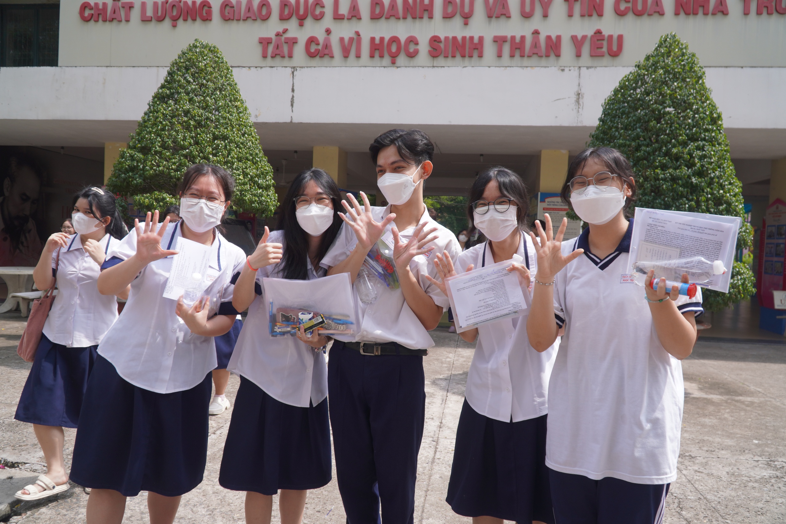 M&ocirc;n gi&aacute;o dục c&ocirc;ng d&acirc;n dẫn đầu "mưa" điểm 10 kỳ thi THPT- Ảnh 1.