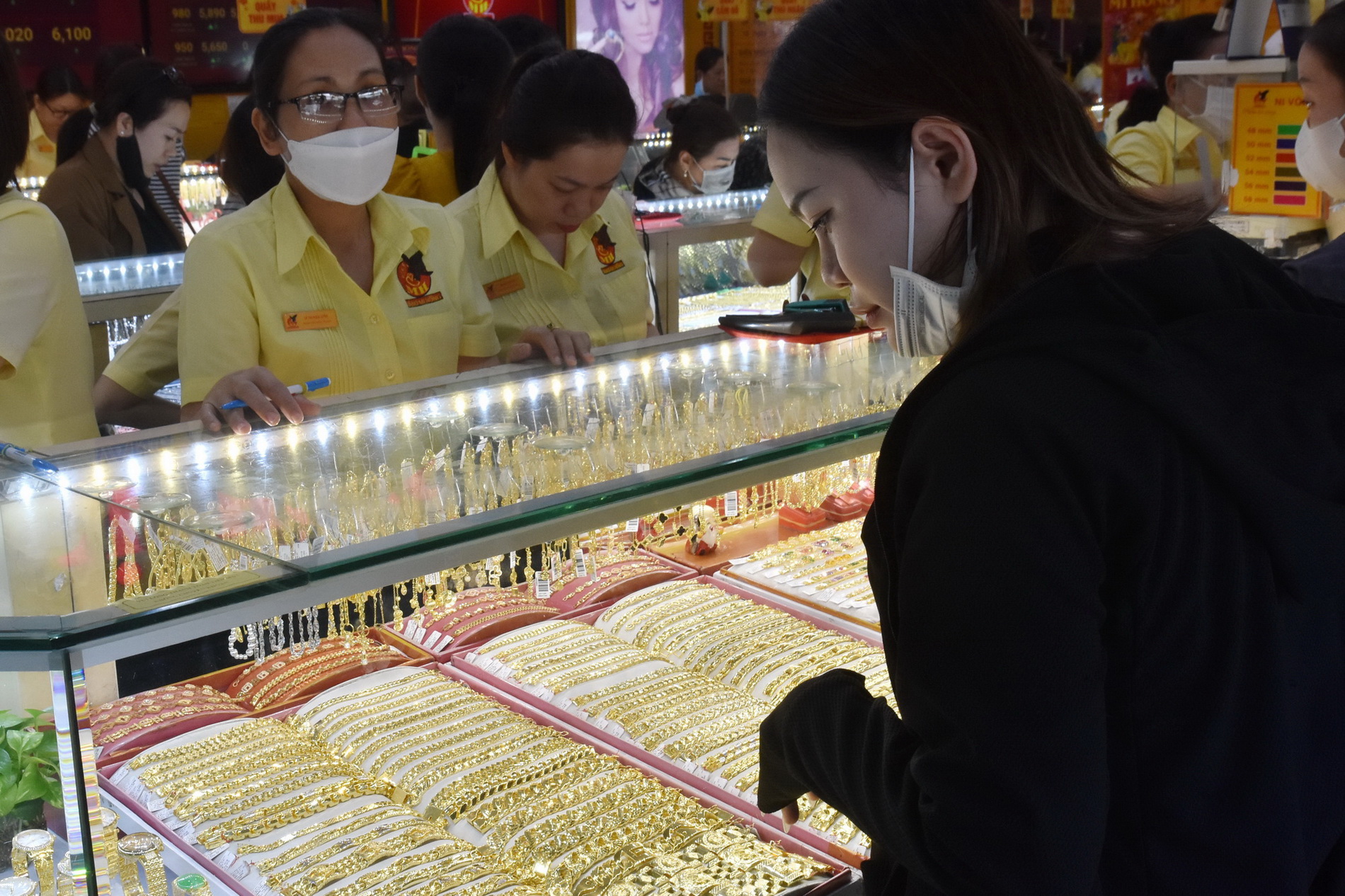 Gi&aacute; v&agrave;ng h&ocirc;m nay, 18-7: V&agrave;ng thế giới bị b&aacute;n chốt lời- Ảnh 1.