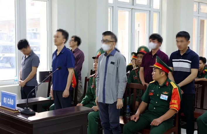 Tổng gi&aacute;m đốc Việt &Aacute; Phan Quốc Việt c&ugrave;ng nh&oacute;m cựu sĩ quan Học viện Qu&acirc;n y tiếp tục hầu to&agrave;- Ảnh 1.