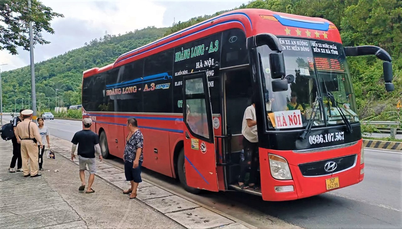 Vợ chồng trẻ bị lừa, &ocirc;m con nhỏ đi bộ từ B&igrave;nh Dương về Tuy&ecirc;n Quang th&igrave; gặp CSGT- Ảnh 2.