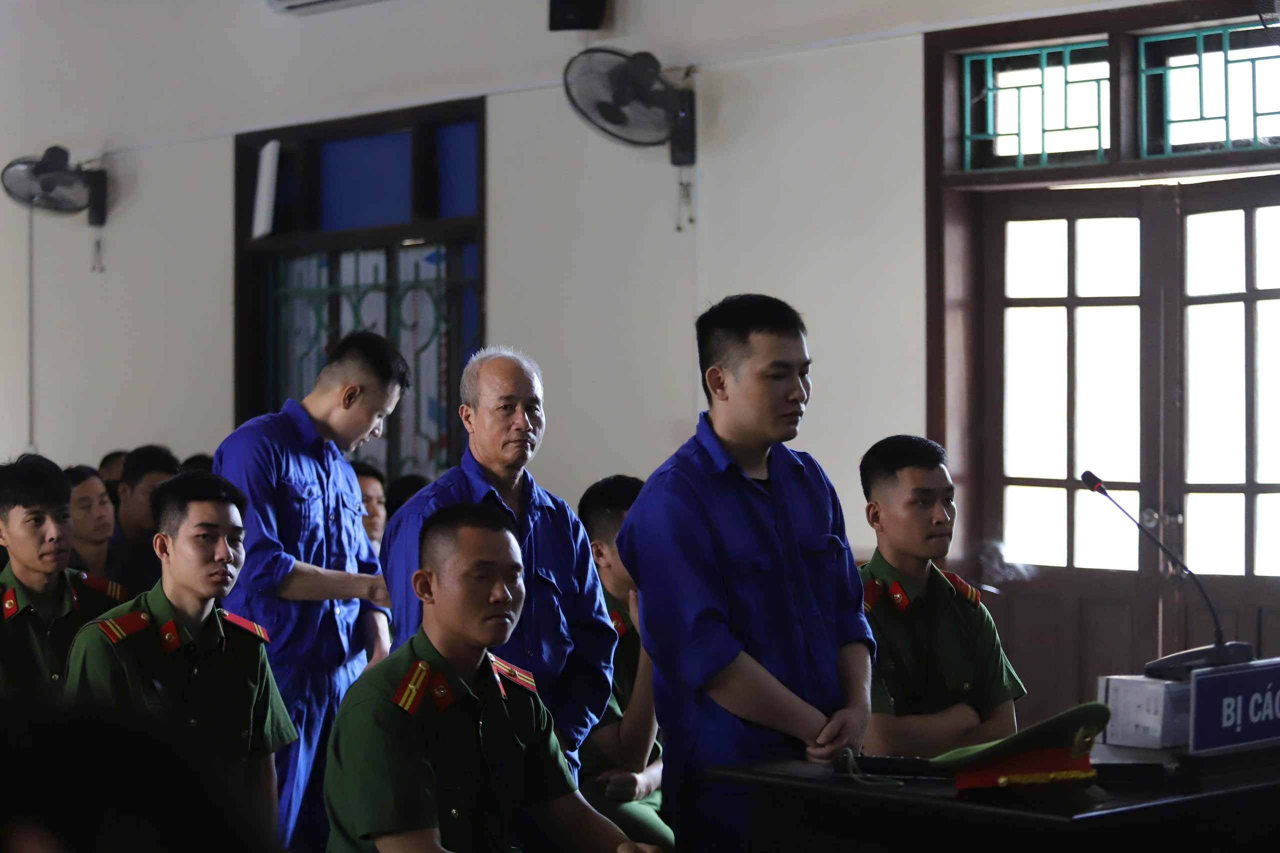 Bu&ocirc;n ma t&uacute;y, 2 cựu c&aacute;n bộ cảnh s&aacute;t điều tra tội phạm về ma t&uacute;y lĩnh &aacute;n- Ảnh 1.