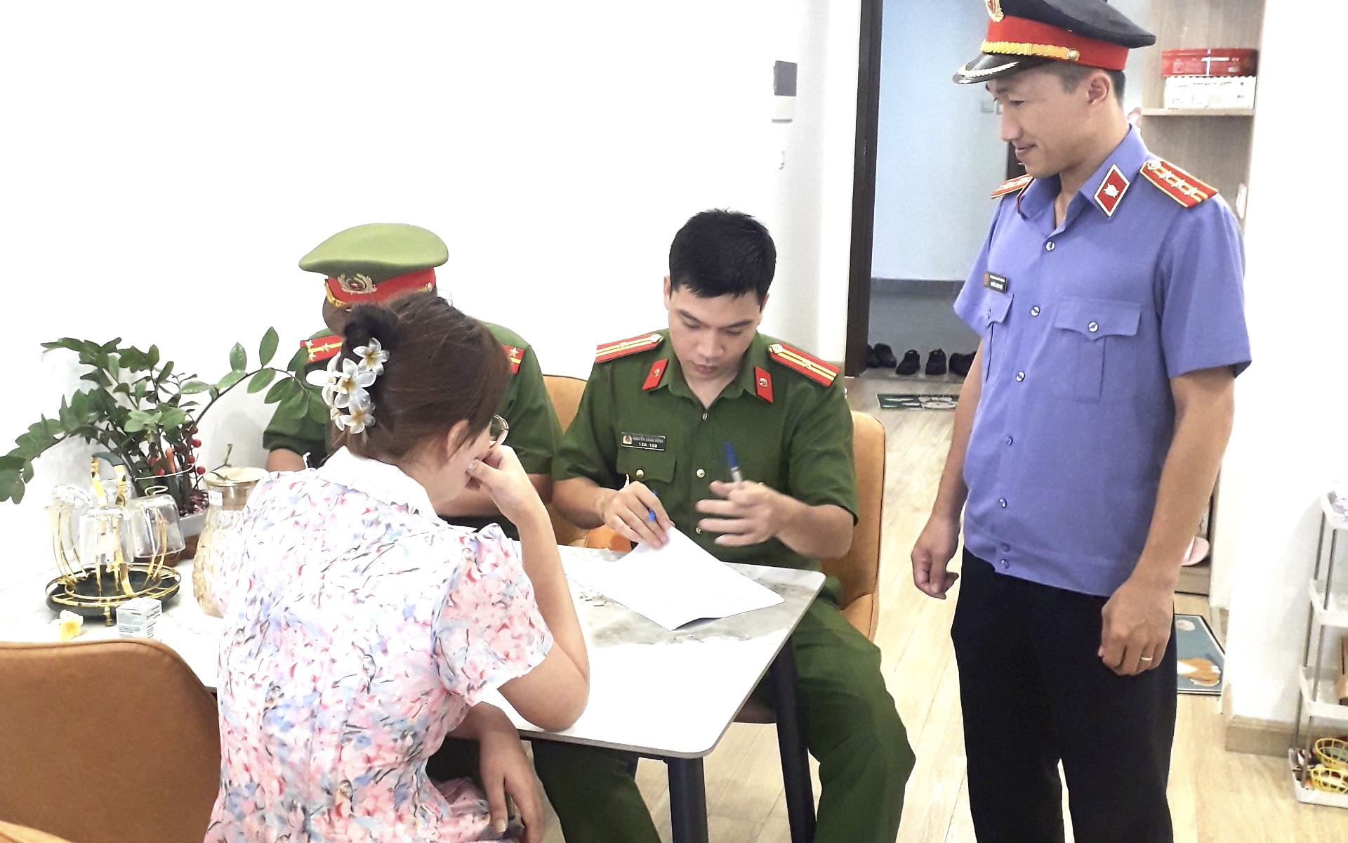 Bắt giữ 3 đối tượng ở Hà Nội chiếm đoạt 1,2 tỉ đồng