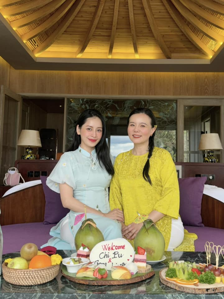 Chi Pu v&agrave; danh ca Trung Quốc khoe d&aacute;ng với &aacute;o d&agrave;i- Ảnh 1.