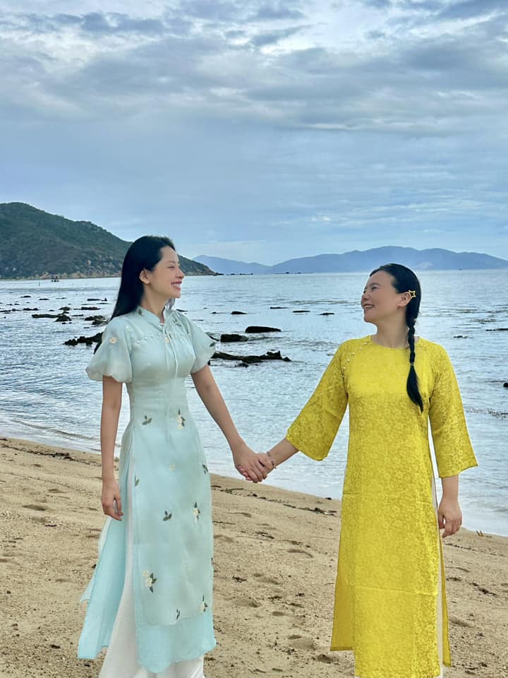 Chi Pu v&agrave; danh ca Trung Quốc khoe d&aacute;ng với &aacute;o d&agrave;i- Ảnh 4.