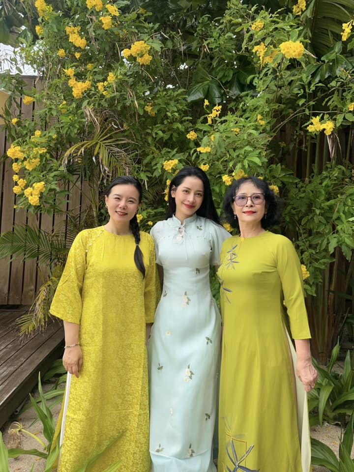 Chi Pu v&agrave; danh ca Trung Quốc khoe d&aacute;ng với &aacute;o d&agrave;i- Ảnh 5.