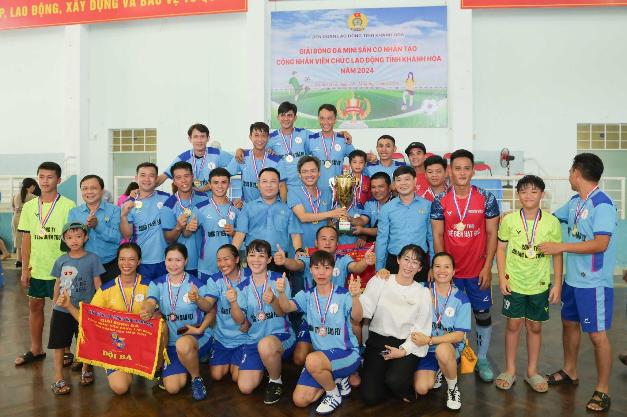 Sôi nổi Giải Bóng đá CNVC-LĐ Khánh Hòa- Ảnh 1.