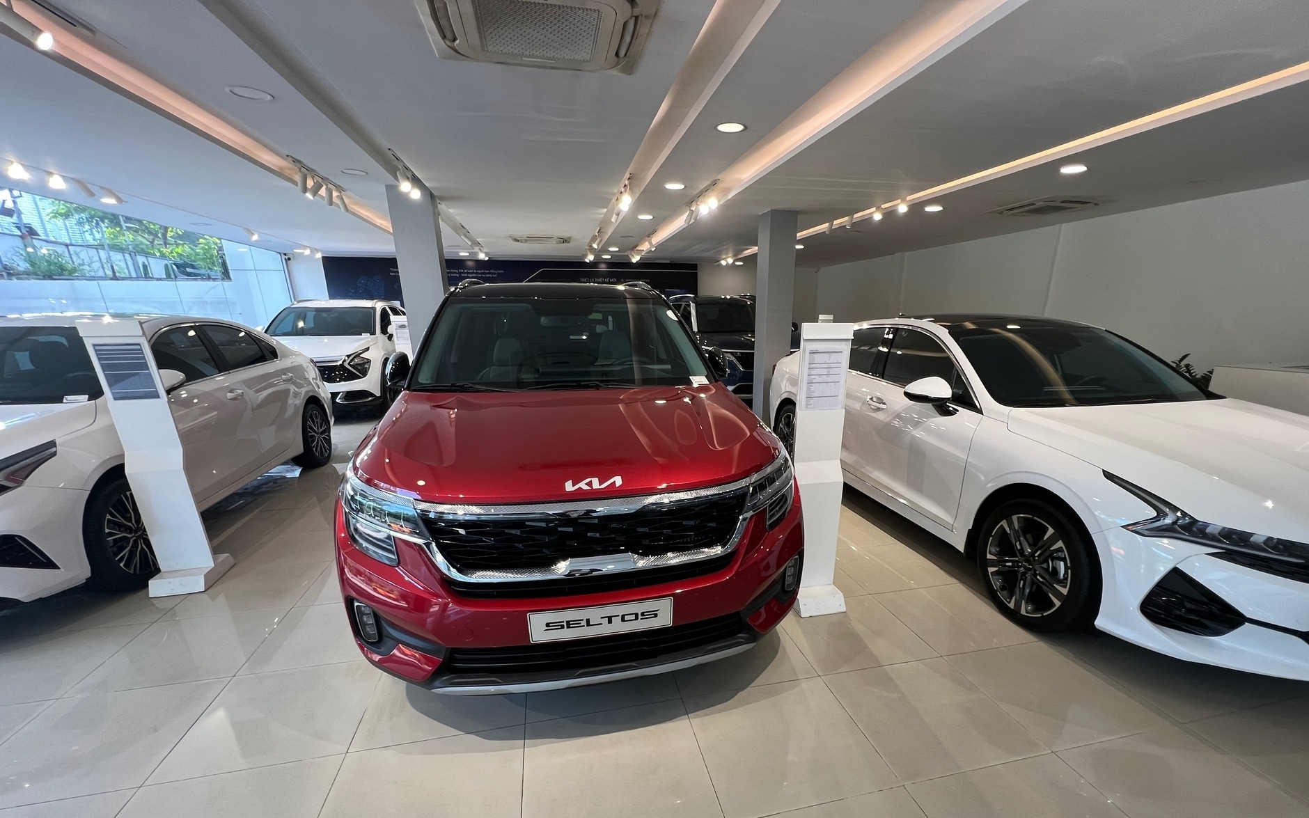 Quan ngại vi phạm cam kết quốc tế nếu giảm 50% lệ phí trước bạ ôtô sản xuất, lắp ráp trong nước