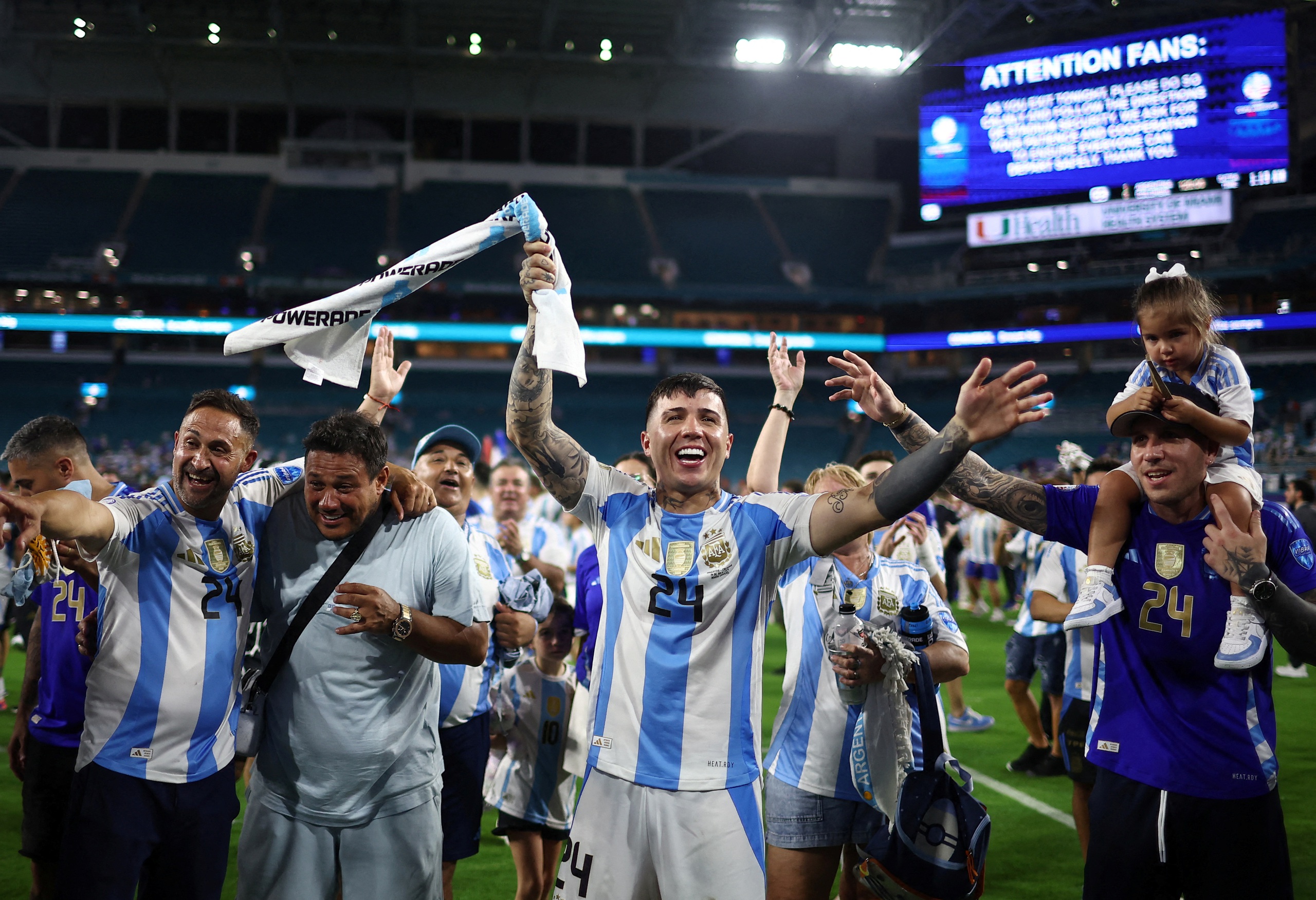 Thứ trưởng thể thao Argentina mất chức v&igrave; y&ecirc;u cầu Messi xin lỗi- Ảnh 1.