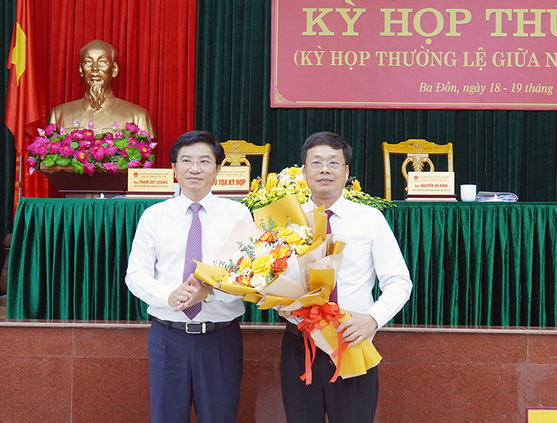 Ông Đinh Thiếu Sơn được bầu giữ chức Chủ tịch UBND thị xã Ba Đồn- Ảnh 1.