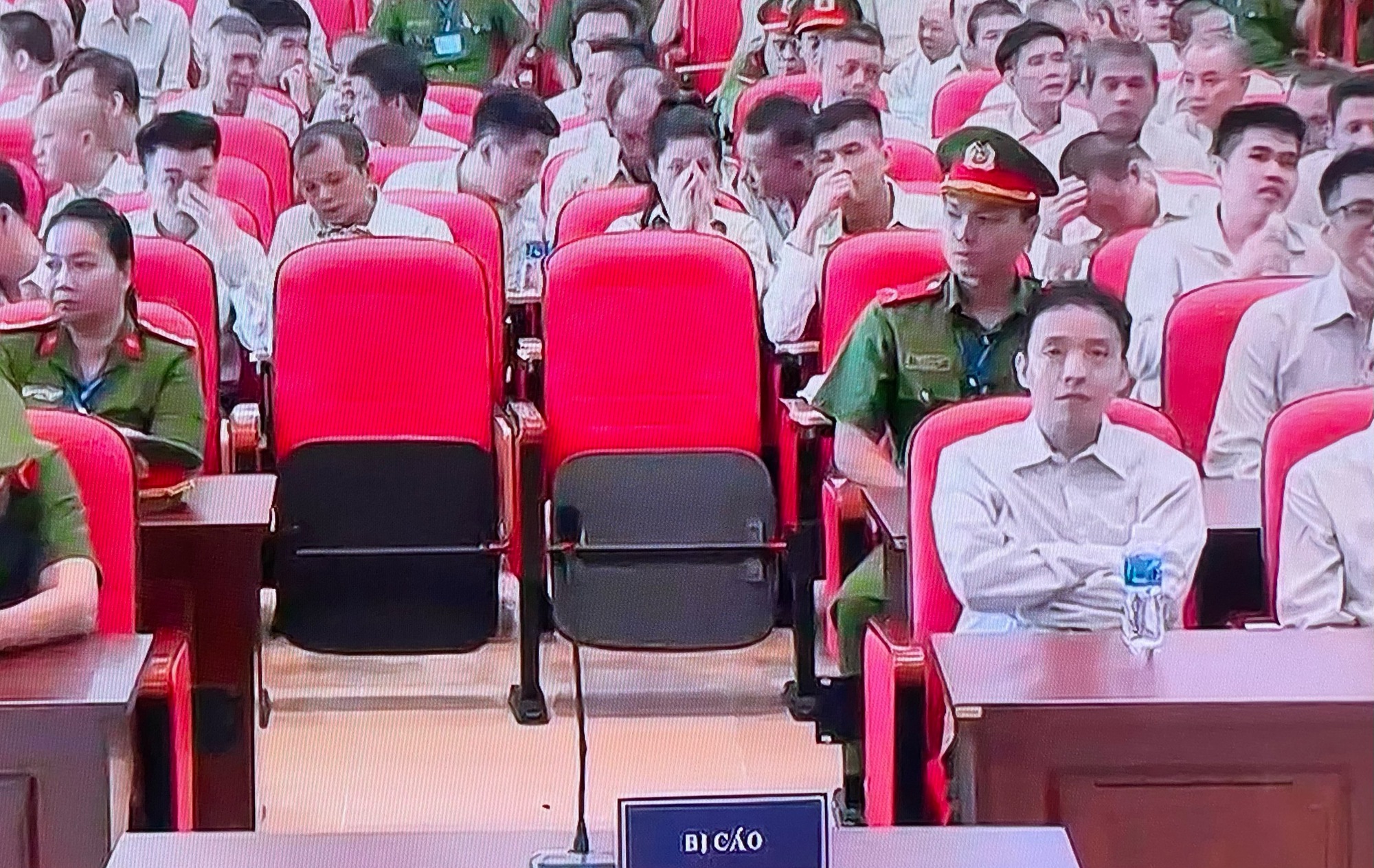 Hai cựu Cục trưởng Cục Đăng kiểm hầu to&agrave;- Ảnh 8.