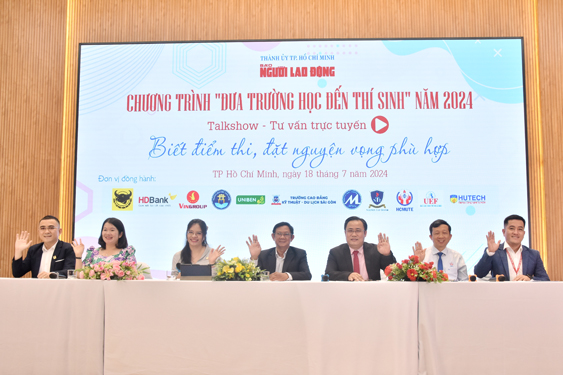 C&aacute;c chuy&ecirc;n gia, kh&aacute;ch mời trao đổi v&agrave; trả lời thắc mắc của bạn đọc tại T&ograve;a soạn B&aacute;o Người Lao Động. Ảnh: TẤN THẠNH