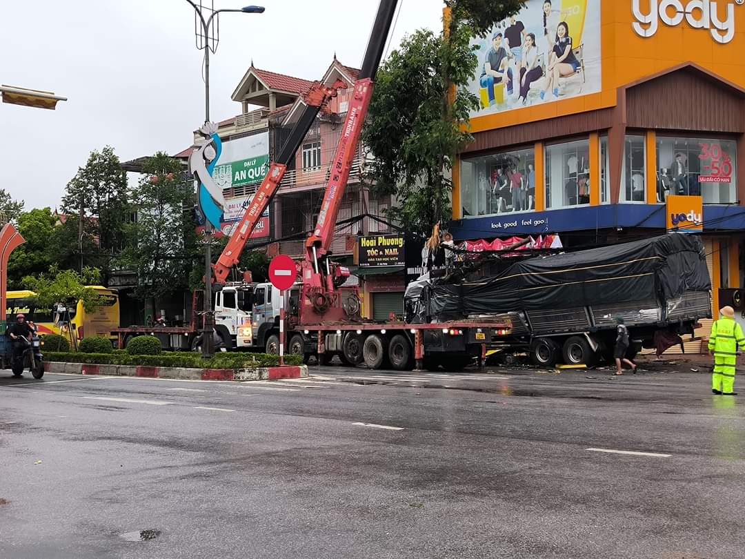 H&agrave;ng chục h&agrave;nh kh&aacute;ch hoảng loạn sau c&uacute; va chạm giữa xe kh&aacute;ch v&agrave; xe tải- Ảnh 2.