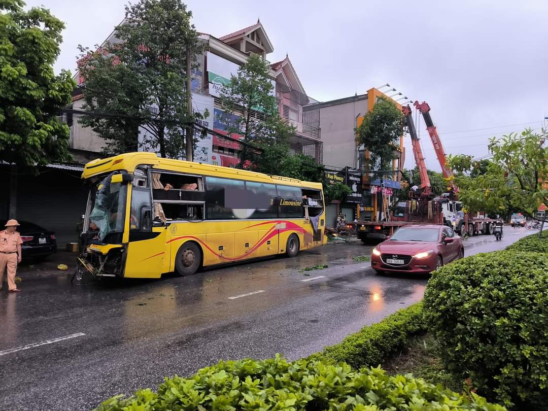 H&agrave;ng chục h&agrave;nh kh&aacute;ch hoảng loạn sau c&uacute; va chạm giữa xe kh&aacute;ch v&agrave; xe tải- Ảnh 1.