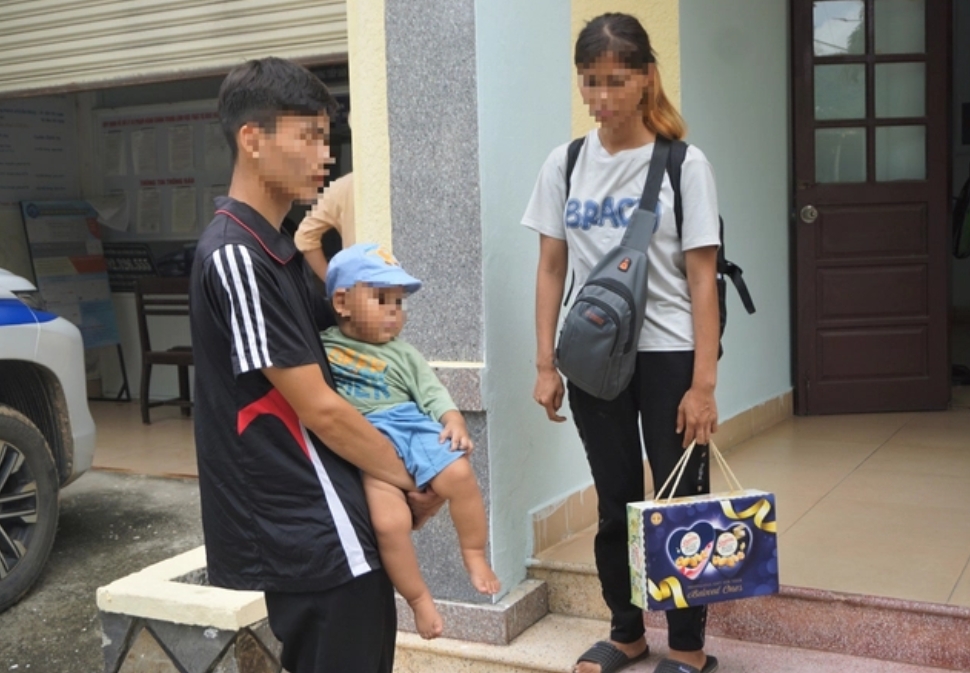 Vụ vợ chồng trẻ bị lừa, &ocirc;m con nhỏ đi bộ từ B&igrave;nh Dương về Tuy&ecirc;n Quang: Truy t&igrave;m chủ thầu x&acirc;y dựng- Ảnh 1.
