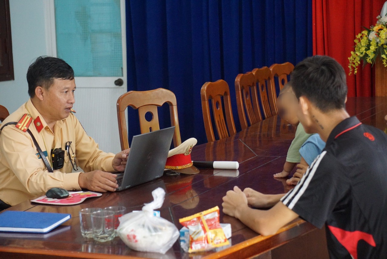 Vợ chồng trẻ &ocirc;m con nhỏ đi bộ từ B&igrave;nh Dương về Tuy&ecirc;n Quang: Chủ thầu hứa trả lại tiền- Ảnh 2.