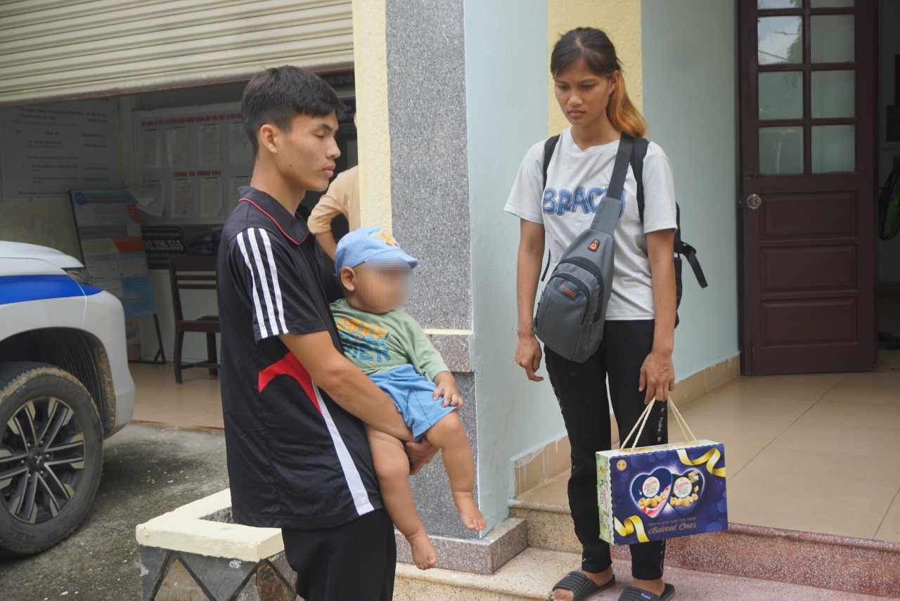 Vợ chồng trẻ &ocirc;m con nhỏ đi bộ từ B&igrave;nh Dương về Tuy&ecirc;n Quang: Chủ thầu hứa trả lại tiền- Ảnh 1.
