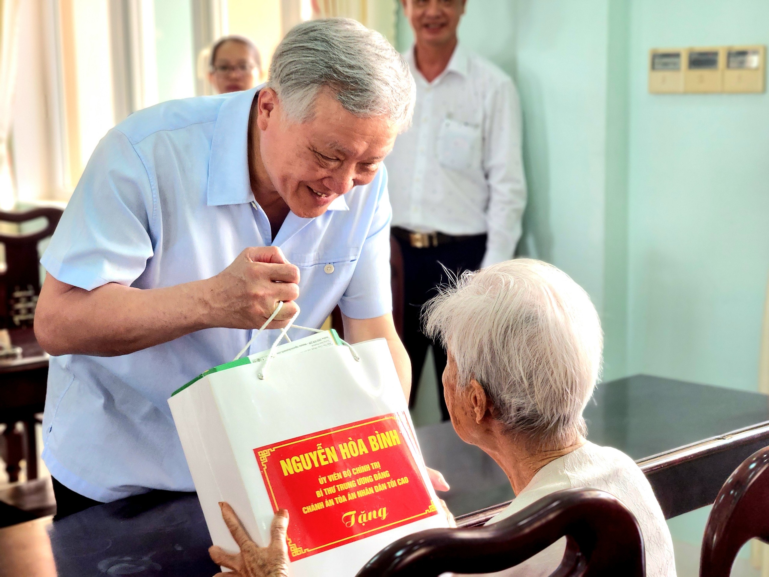 Chánh án TAND Tối cao Nguyễn Hòa Bình tặng quà cho người có công ở Quảng Nam- Ảnh 3.