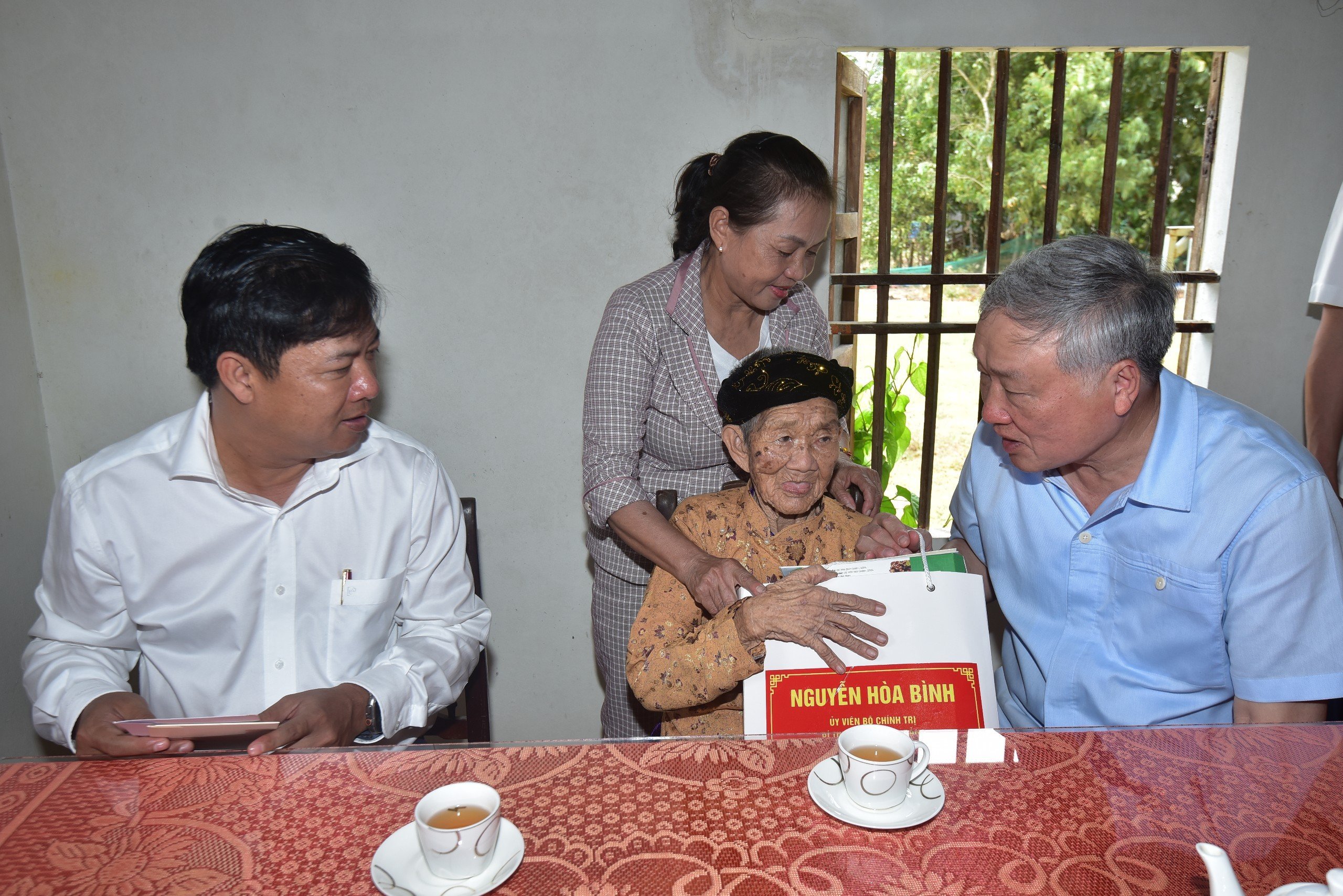 Chánh án TAND Tối cao Nguyễn Hòa Bình tặng quà cho người có công ở Quảng Nam- Ảnh 1.