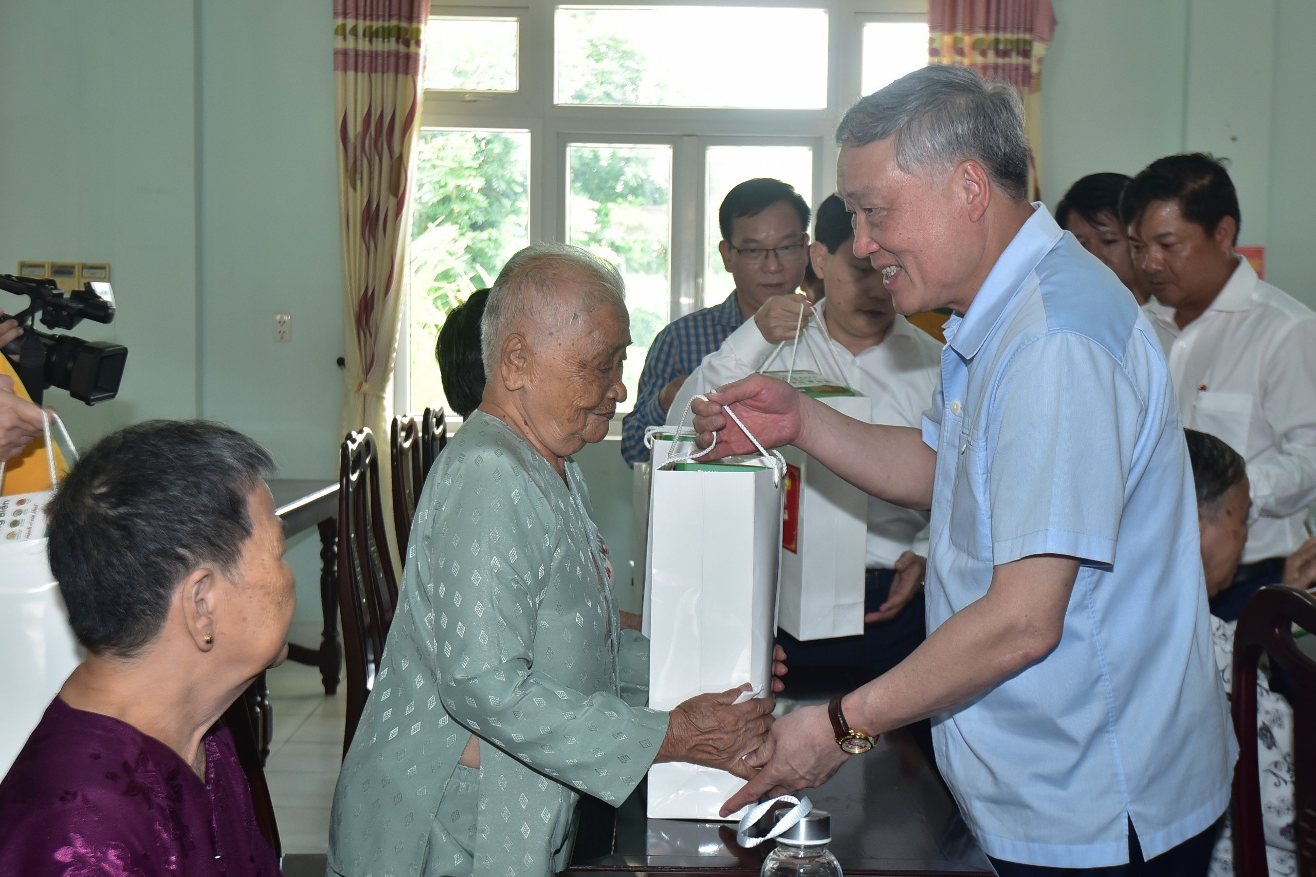 Chánh án TAND Tối cao Nguyễn Hòa Bình tặng quà cho người có công ở Quảng Nam- Ảnh 4.