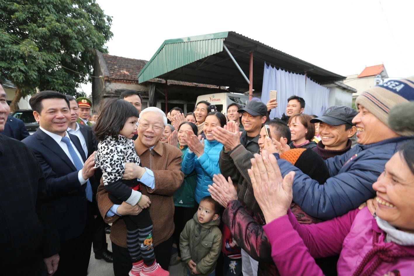 Tổng B&iacute; thư Nguyễn Ph&uacute; Trọng trong lần đến thăm người d&acirc;n huyện Tiền Hải, tỉnh Th&aacute;i B&igrave;nhẢnh: TTXVN