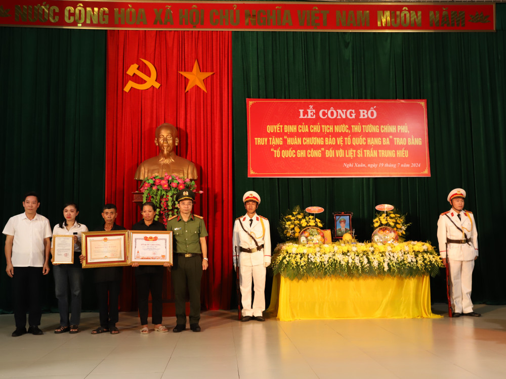 Trao Bằng Tổ quốc ghi công cho gia đình liệt sĩ Trần Trung Hiếu- Ảnh 1.