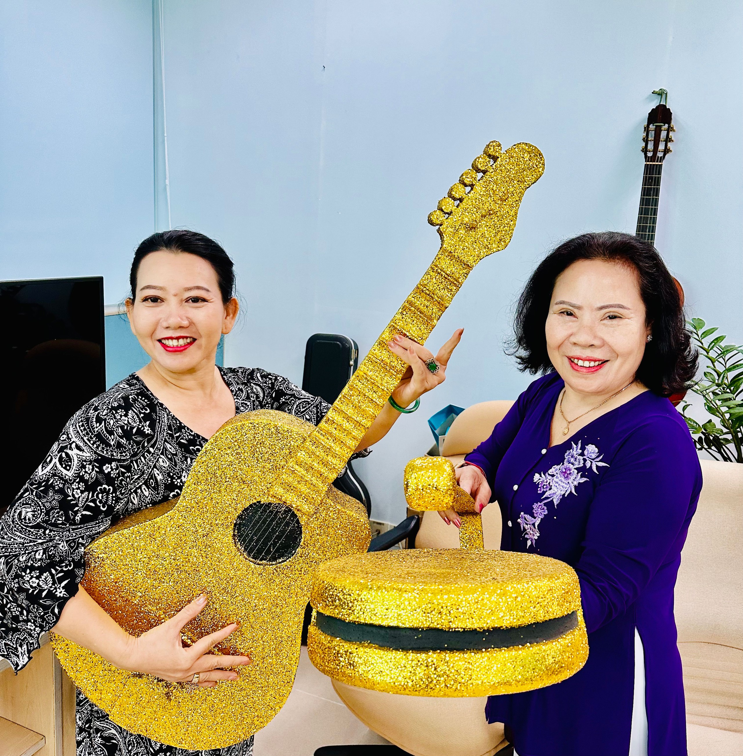 Nghệ nhân Ưu tú Phương Hậu (trái) và nghệ nhân Nguyễn Thị Hương với hình tượng đàn guitar phím lõm và song lang của chương trình “Chuông vàng vọng cổ” HTV