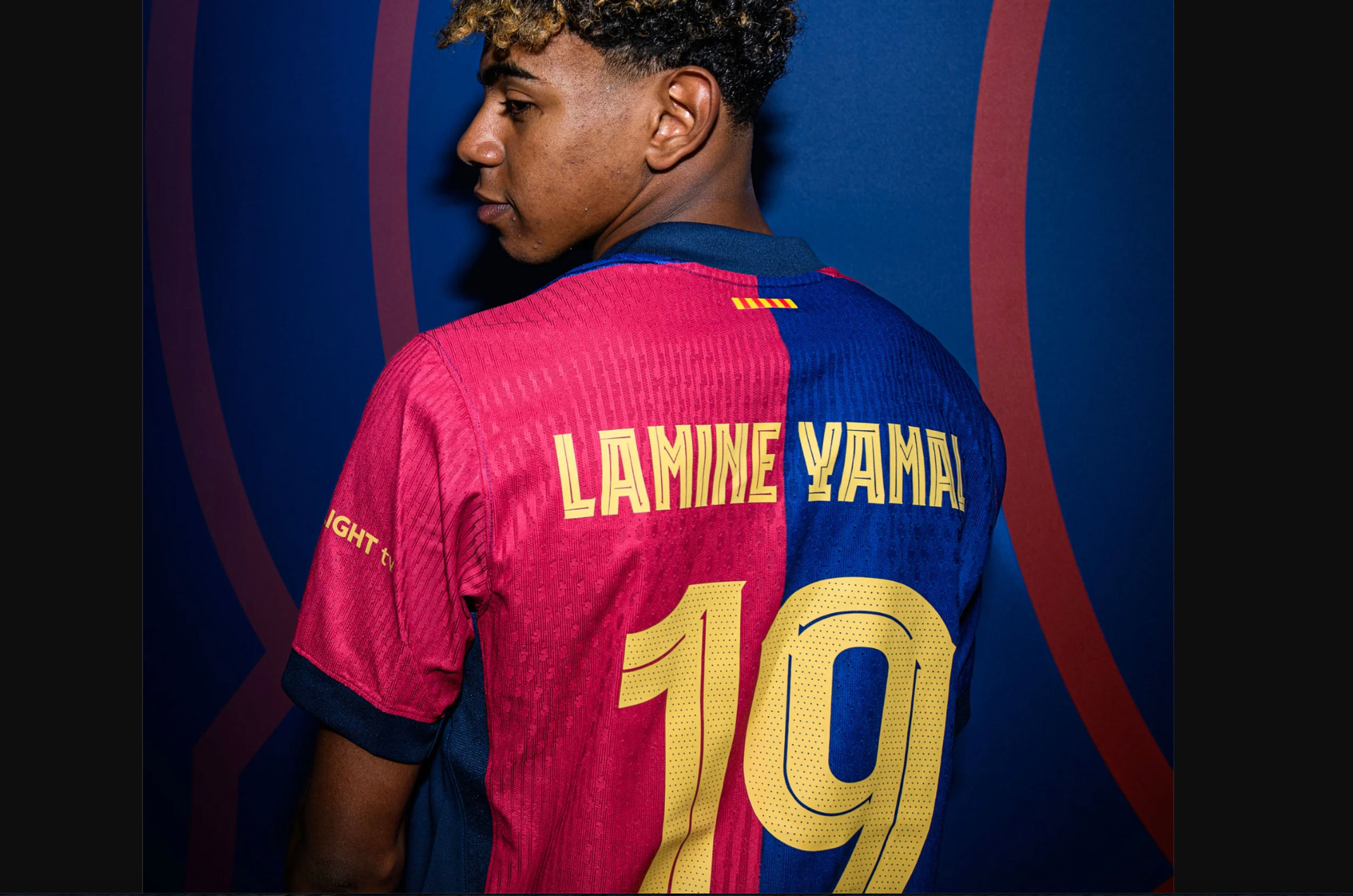 &Aacute;o đấu số 19 của Lamine Yamal b&aacute;n hết rất nhanh khi vừa mở b&aacute;n. Ảnh: BARCELONA.COM