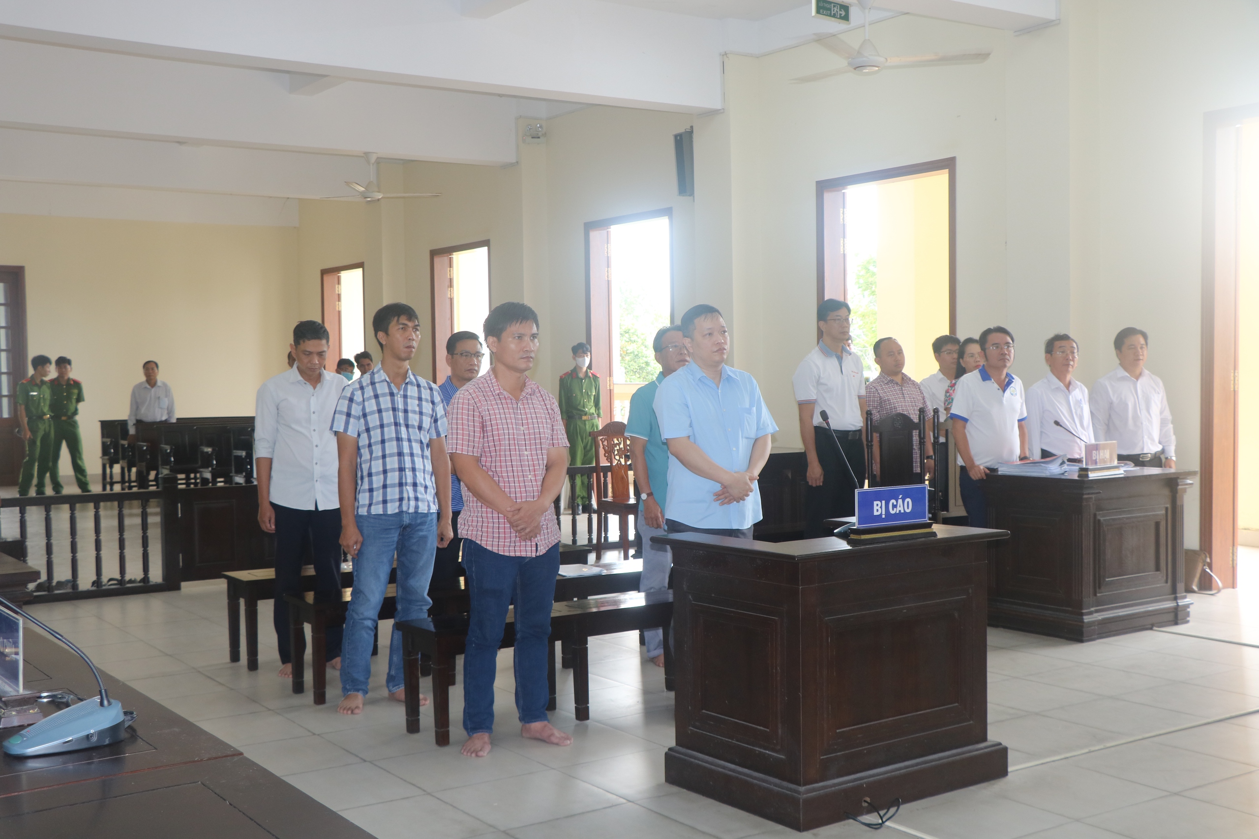 X&eacute;t xử vụ ng&acirc;n h&agrave;ng bị thiệt hại 291 tỉ đồng: Vắng mặt nhiều b&ecirc;n li&ecirc;n quan- Ảnh 1.