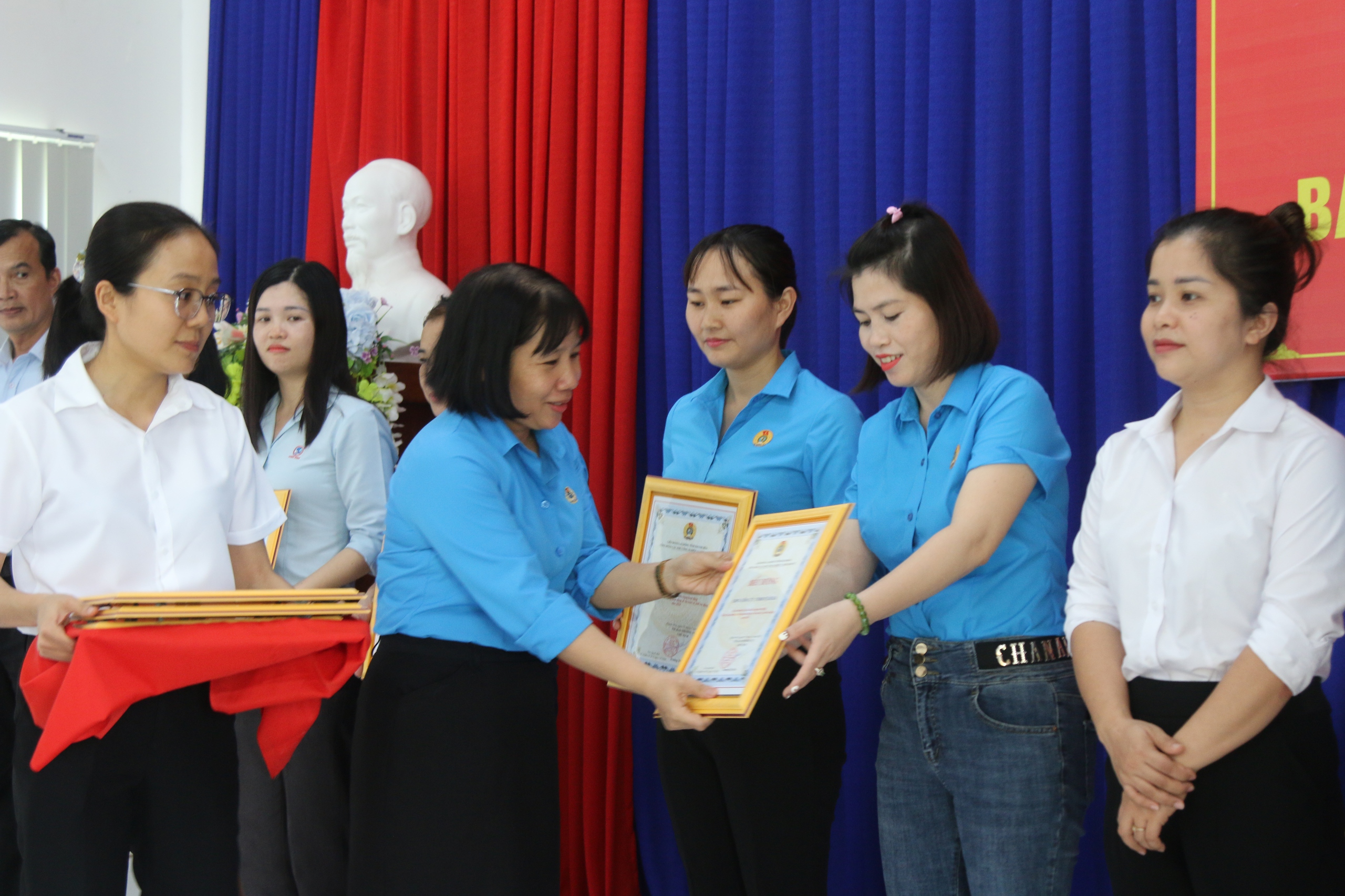C&ocirc;ng đo&agrave;n c&aacute;c KCN-KKT Kh&aacute;nh Ho&agrave; tổ chức nhiều hoạt động chăm lo người lao động- Ảnh 5.