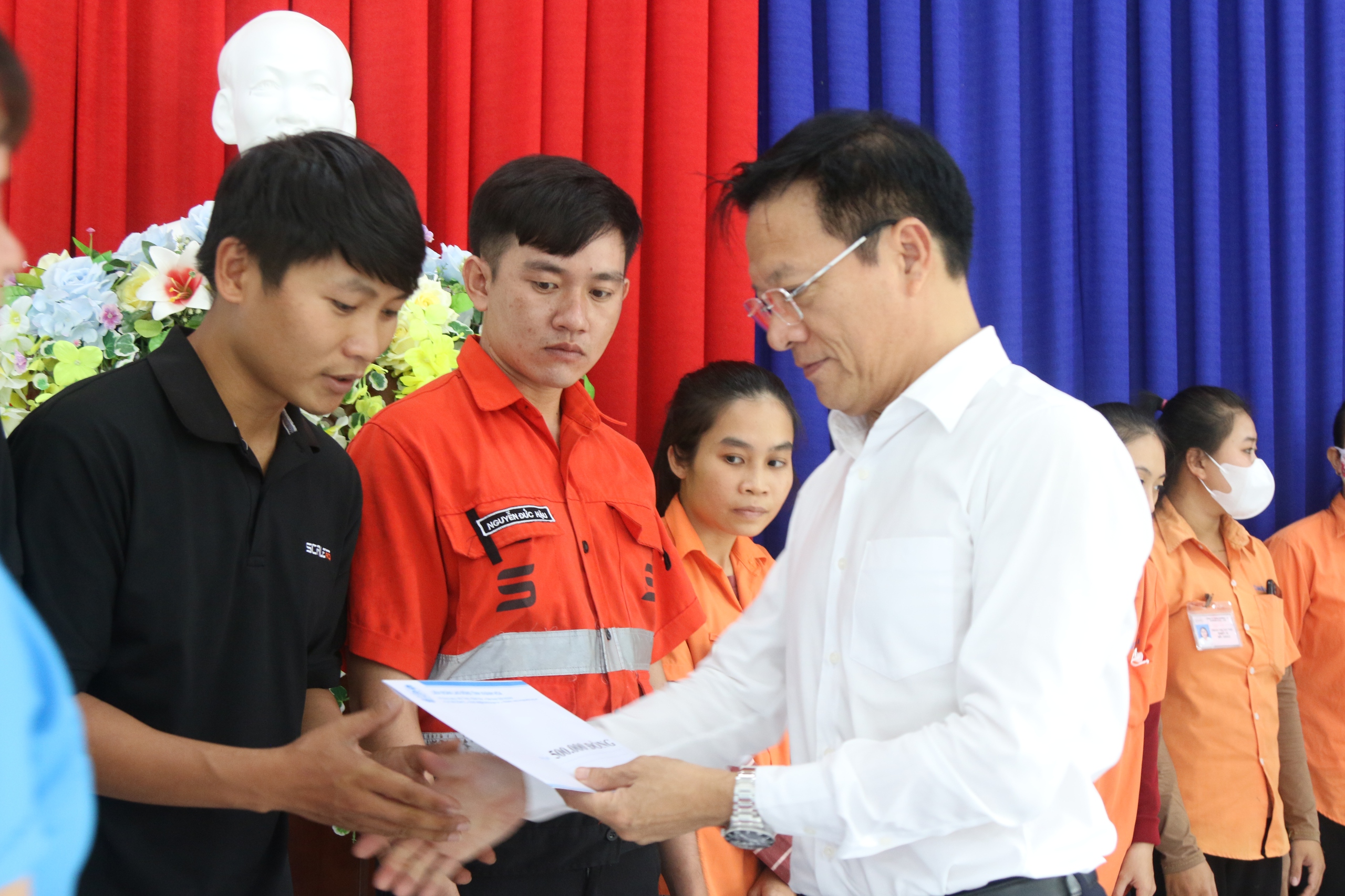 C&ocirc;ng đo&agrave;n c&aacute;c KCN-KKT Kh&aacute;nh Ho&agrave; tổ chức nhiều hoạt động chăm lo người lao động- Ảnh 1.