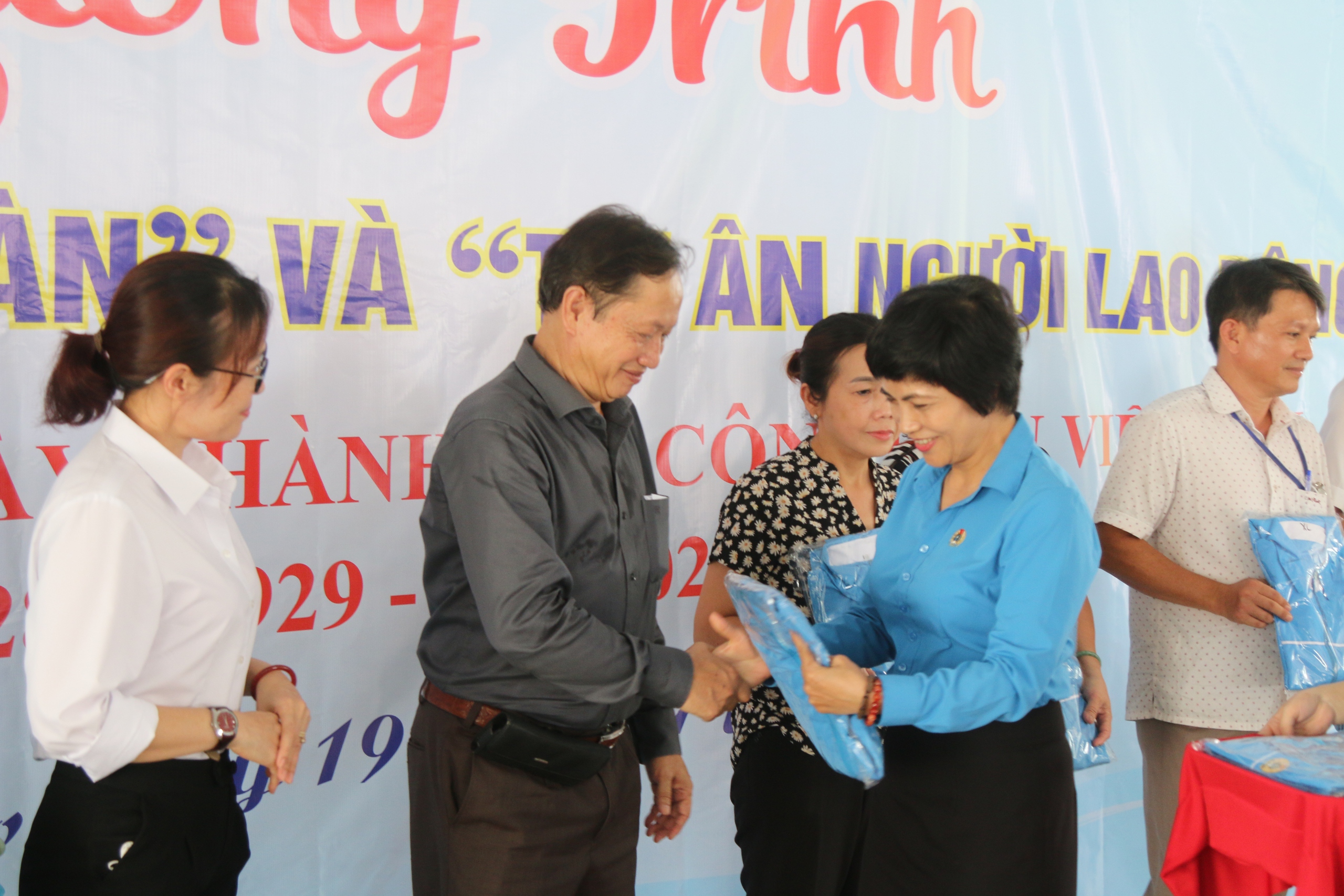 C&ocirc;ng đo&agrave;n c&aacute;c KCN-KKT Kh&aacute;nh Ho&agrave; tổ chức nhiều hoạt động chăm lo người lao động- Ảnh 3.
