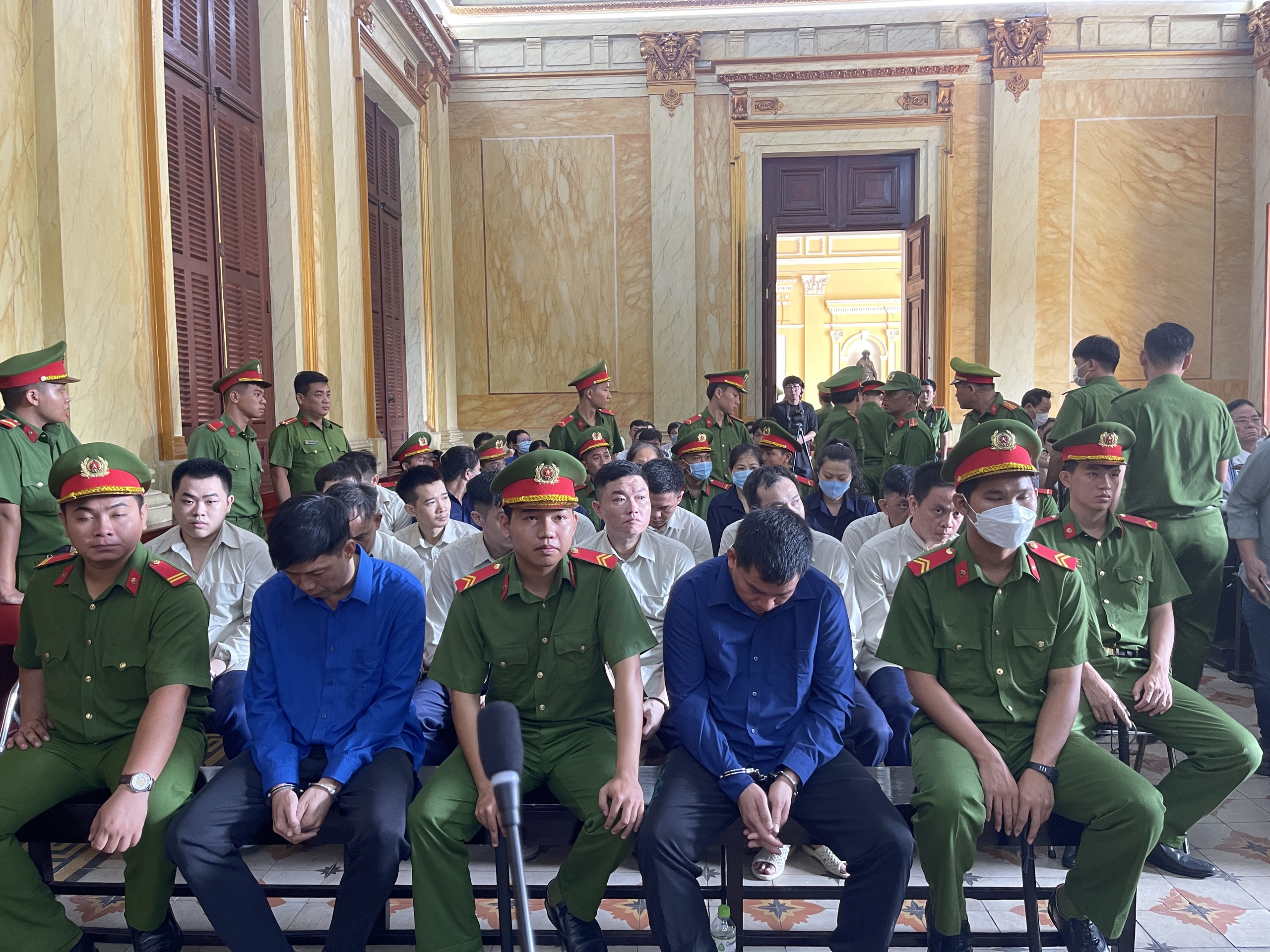 C&aacute;i kết đắng cho 3 người phụ nữ mang v&agrave;ng lậu về TP HCM- Ảnh 1.