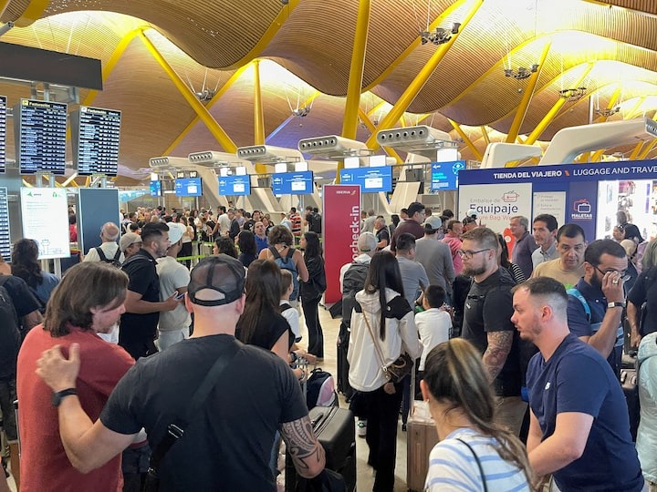 H&agrave;nh kh&aacute;ch nhốn nh&aacute;o tại s&acirc;n bay Barajas ở T&acirc;y Ban Nha h&ocirc;m 19-7. Ảnh: Reuters