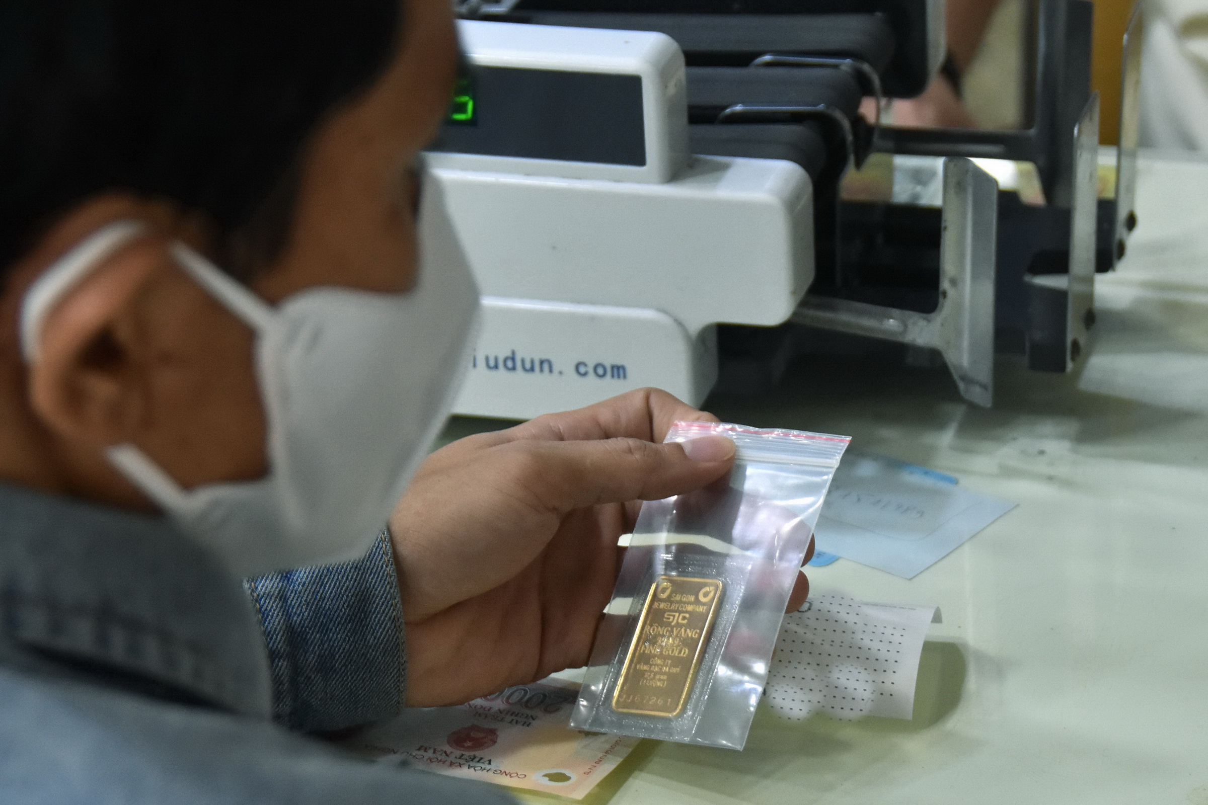 Gi&aacute; v&agrave;ng h&ocirc;m nay, 20-7: Chưa dừng lao dốc- Ảnh 1.