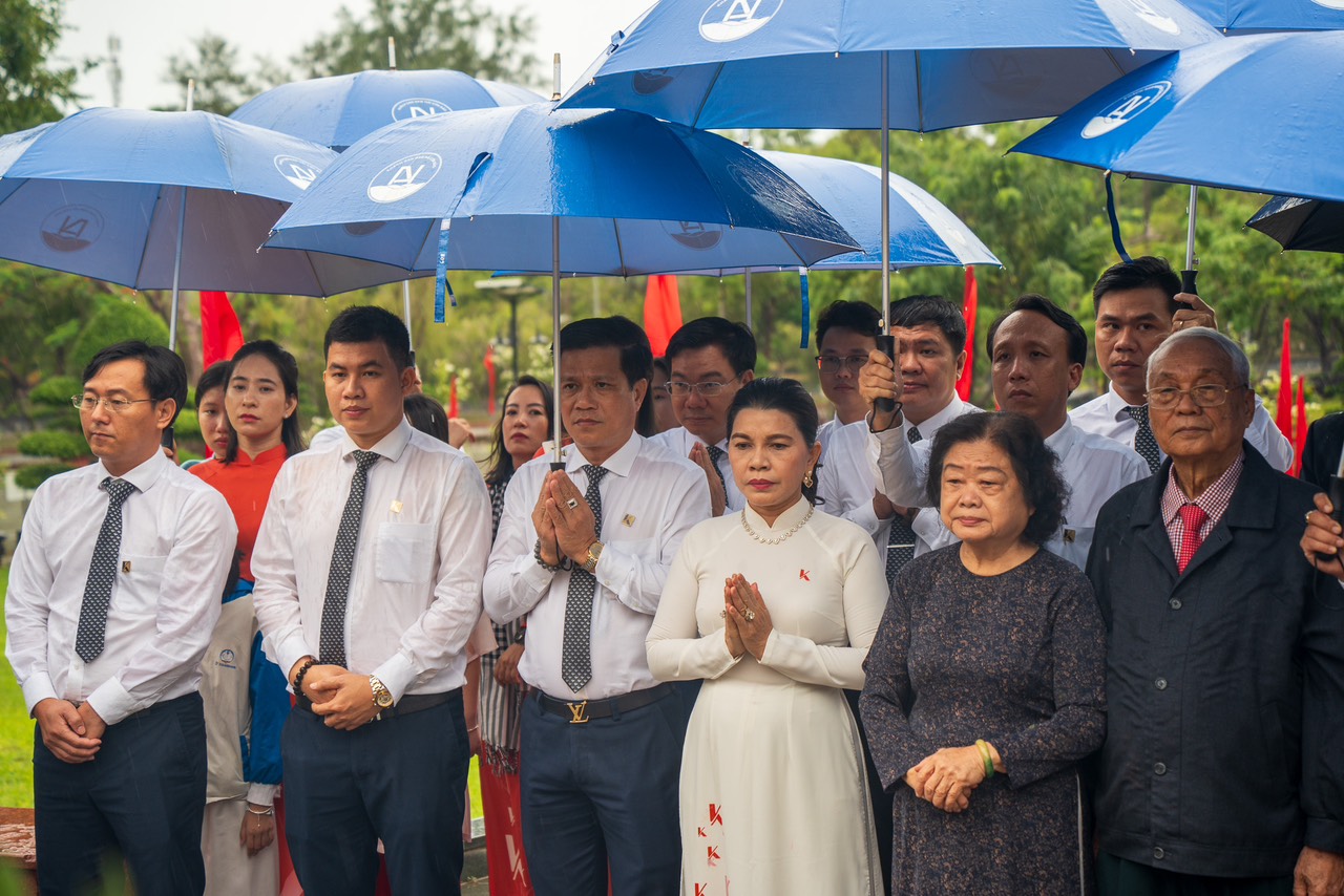 Đền ơn đ&aacute;p nghĩa v&agrave; trao học bổng ở C&ocirc;n Đảo- Ảnh 1.