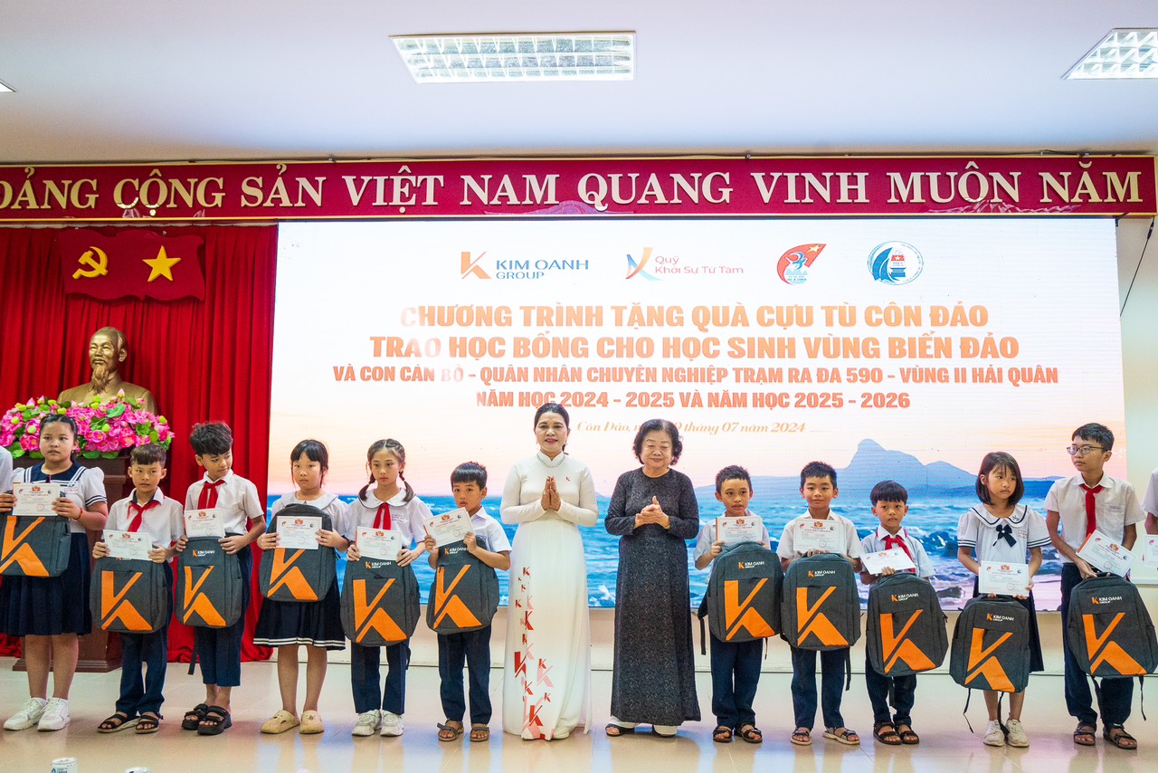 Đền ơn đ&aacute;p nghĩa v&agrave; trao học bổng ở C&ocirc;n Đảo- Ảnh 3.
