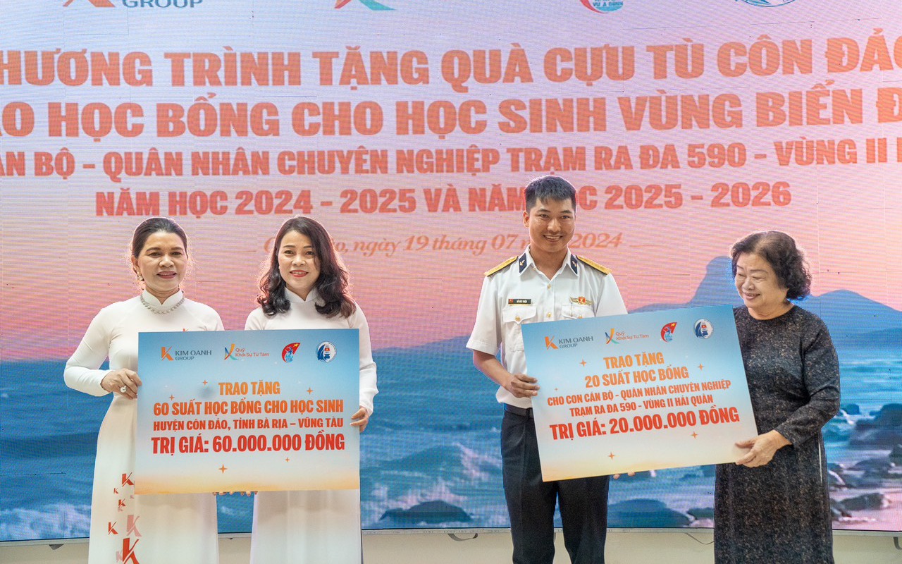 Đền ơn đáp nghĩa và trao học bổng ở Côn Đảo