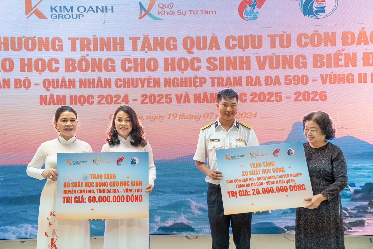 Đền ơn đ&aacute;p nghĩa v&agrave; trao học bổng ở C&ocirc;n Đảo- Ảnh 2.