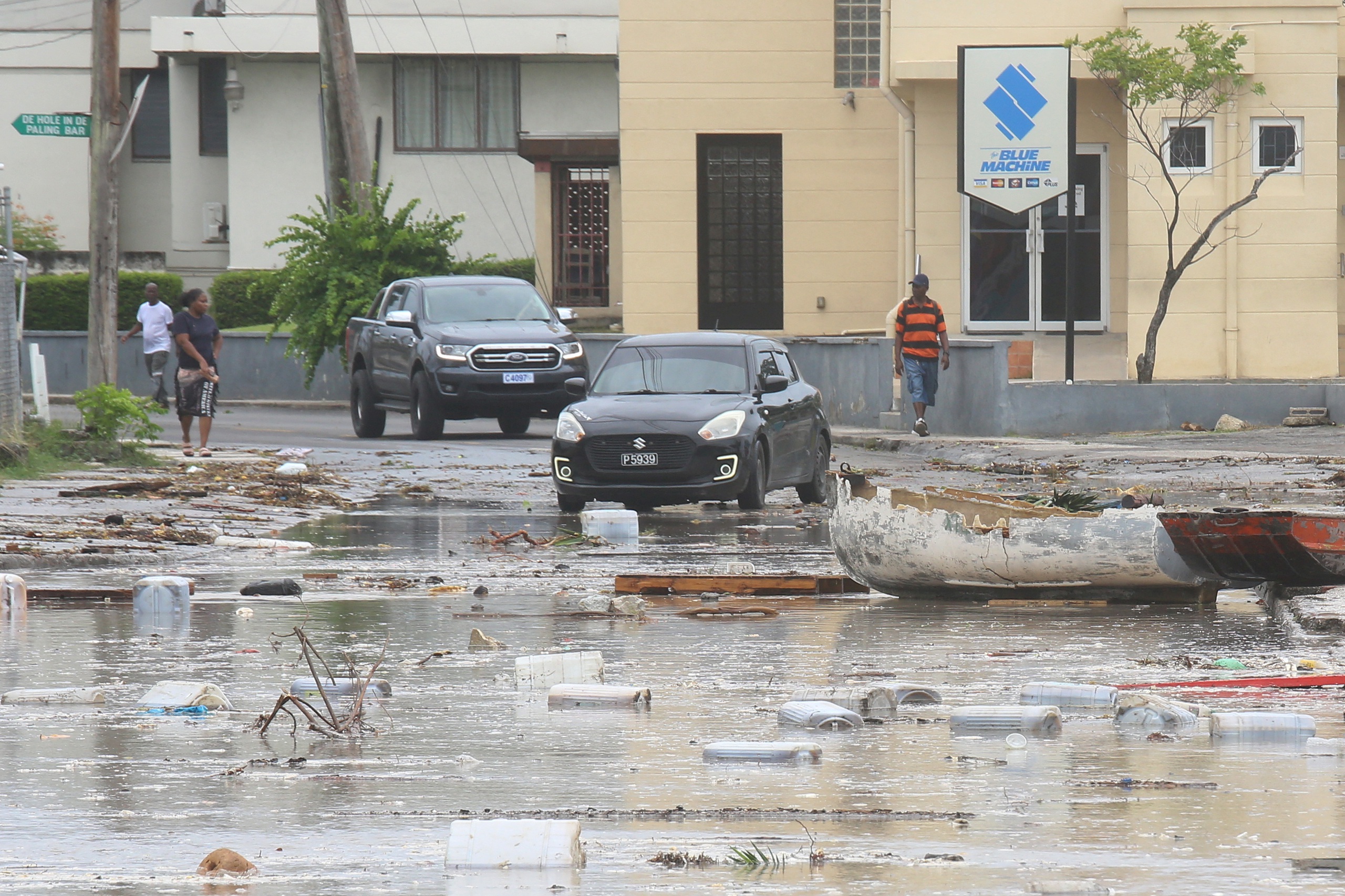 Thủ đ&ocirc; Bridgetown của Barbados ngổn ngang sau khi si&ecirc;u b&atilde;o Beryl qu&eacute;t qua Ảnh: REUTERS