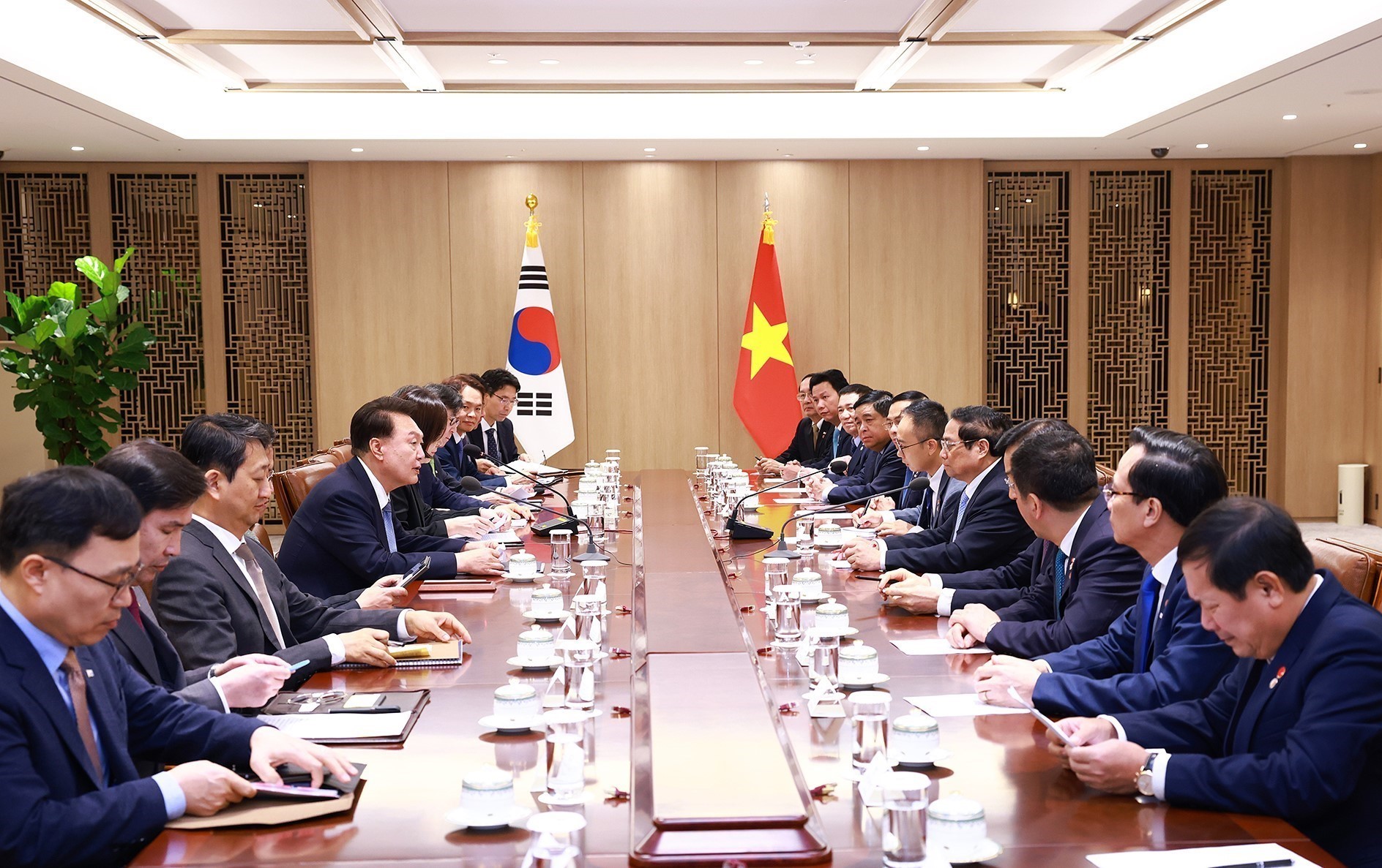 Thủ tướng Phạm Minh Ch&iacute;nh hội kiến Tổng thống H&agrave;n Quốc Yoon Suk Yeol tại Seoul v&agrave;o chiều 2-7  Ảnh: TTXVN