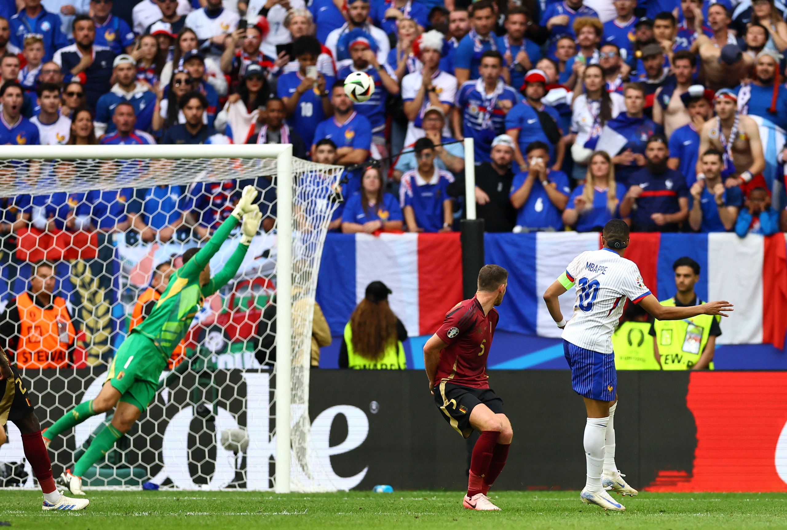 Euro 2024: Mbappe ít ghi bàn vì mặt nạ bảo vệ mũi cản tầm nhìn?- Ảnh 3.