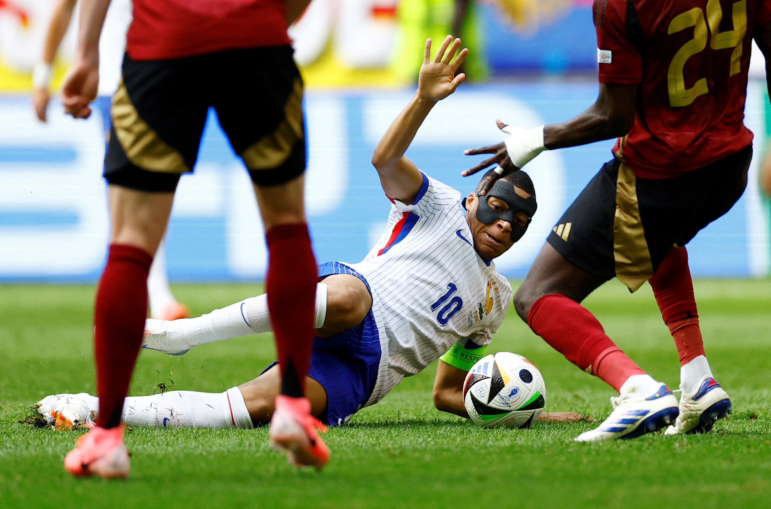 Euro 2024: Mbappe ít ghi bàn vì mặt nạ bảo vệ mũi cản tầm nhìn?- Ảnh 1.