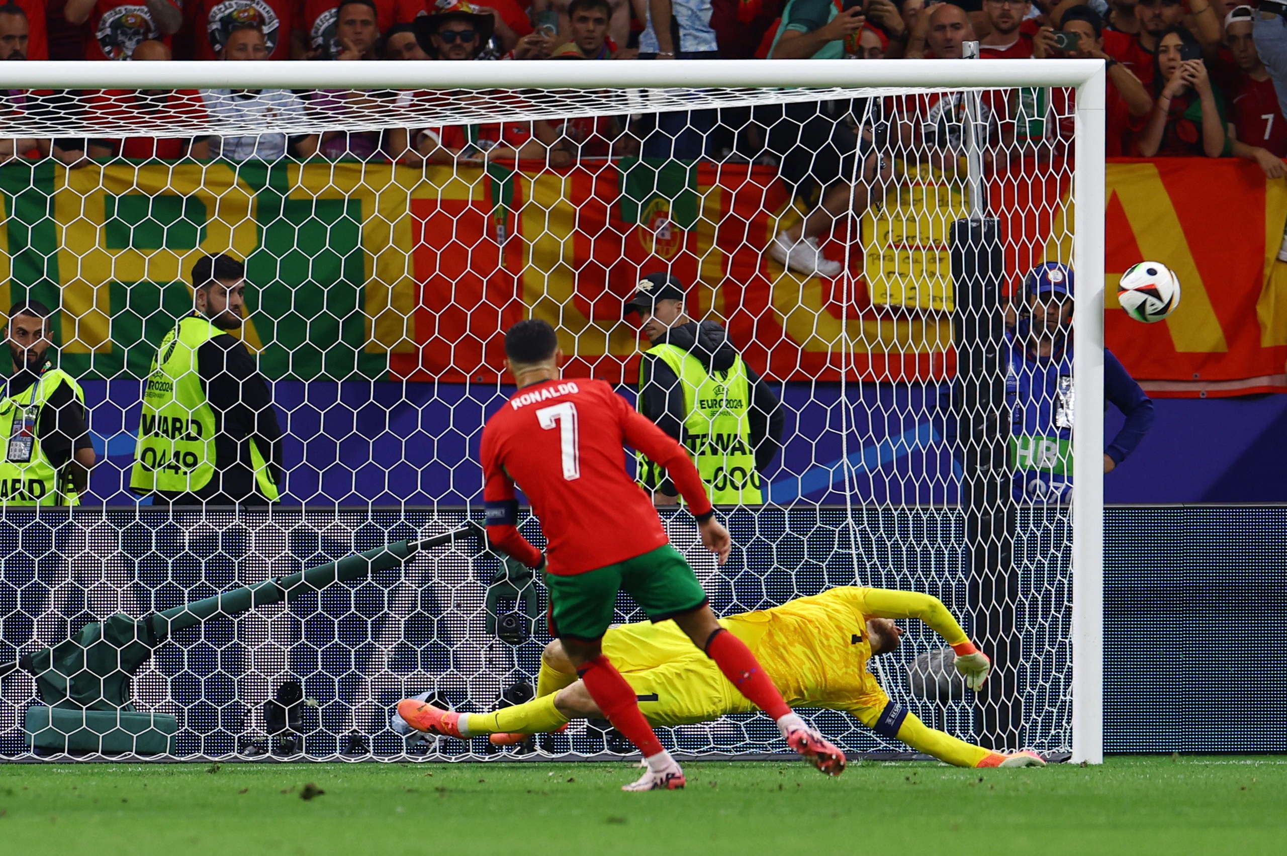 Euro 2024: Truyền thông Bồ Đào Nha kêu gọi đẩy Ronaldo lên ghế dự bị- Ảnh 4.