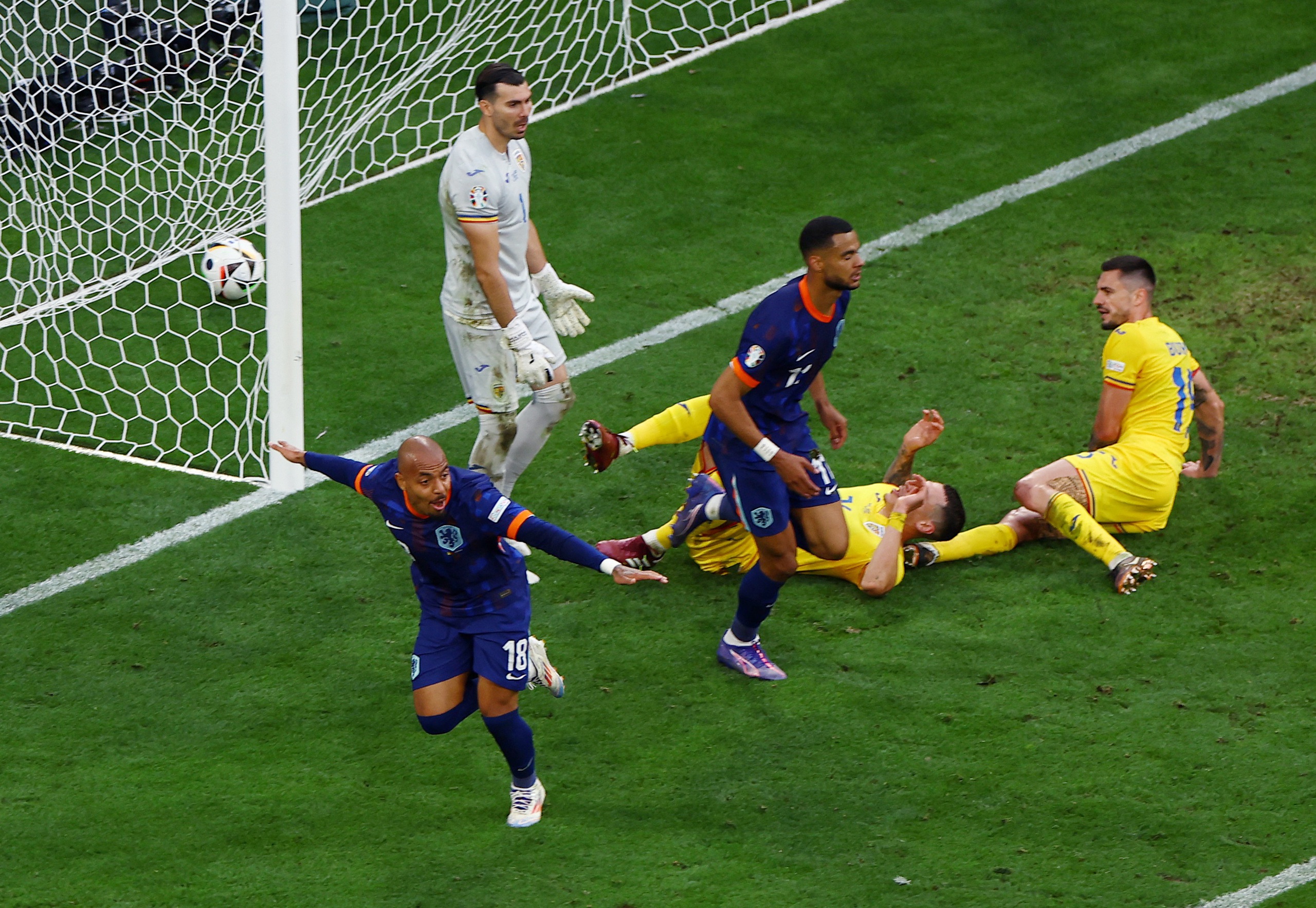 Euro 2024: Thắng đậm Romania, H&agrave; Lan hi&ecirc;n ngang v&agrave;o tứ kết- Ảnh 5.