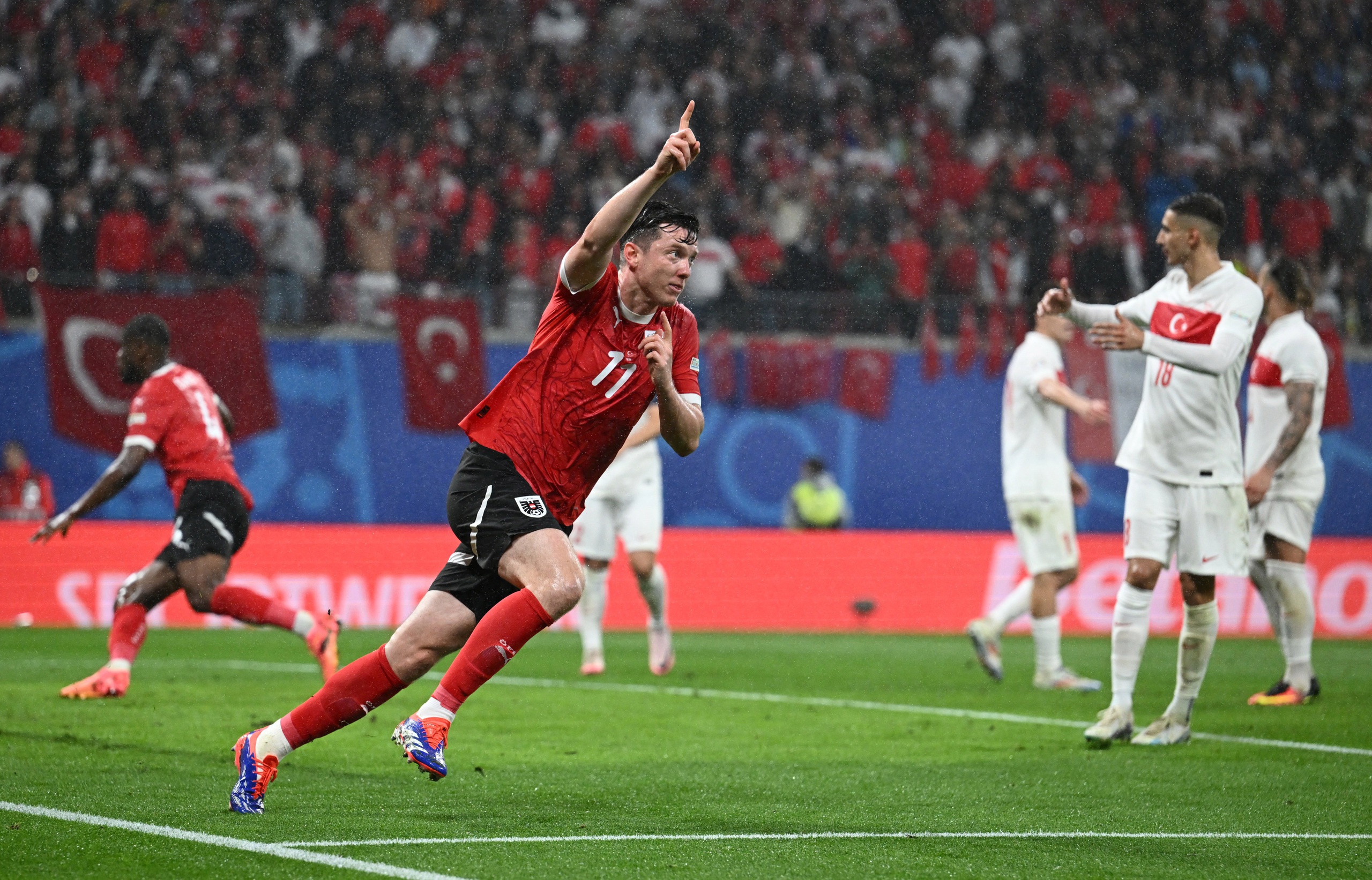 Euro 2024: Thắng &Aacute;o, tuyển Thổ Nhĩ Kỳ chạm tr&aacute;n H&agrave; Lan ở tứ kết- Ảnh 5.