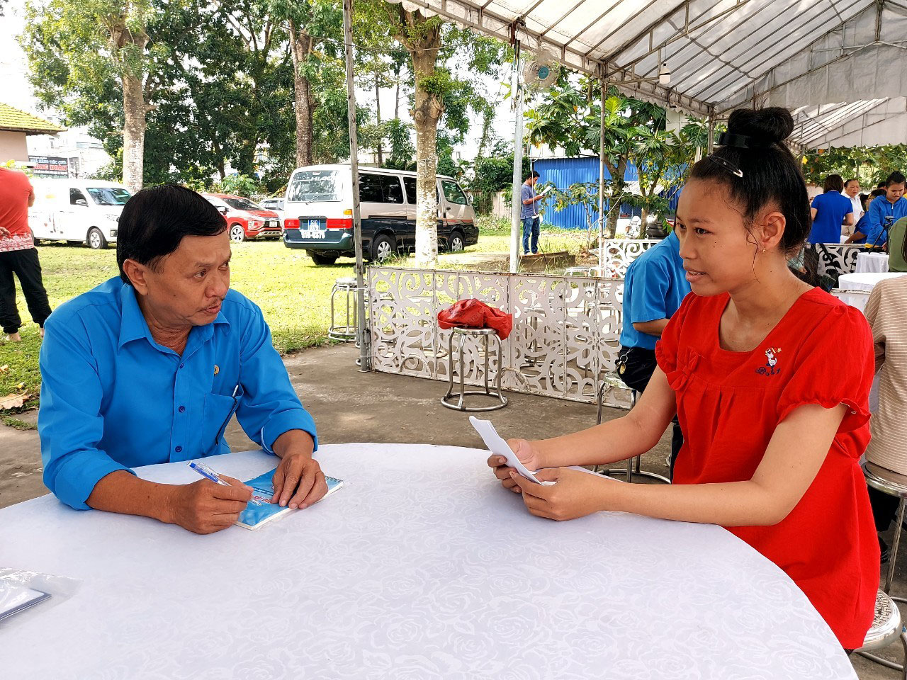 Ông Trần Văn Triều, Giám đốc Trung tâm Tư vấn pháp luật LĐLĐ TP HCM, tư vấn pháp luật cho người lao động