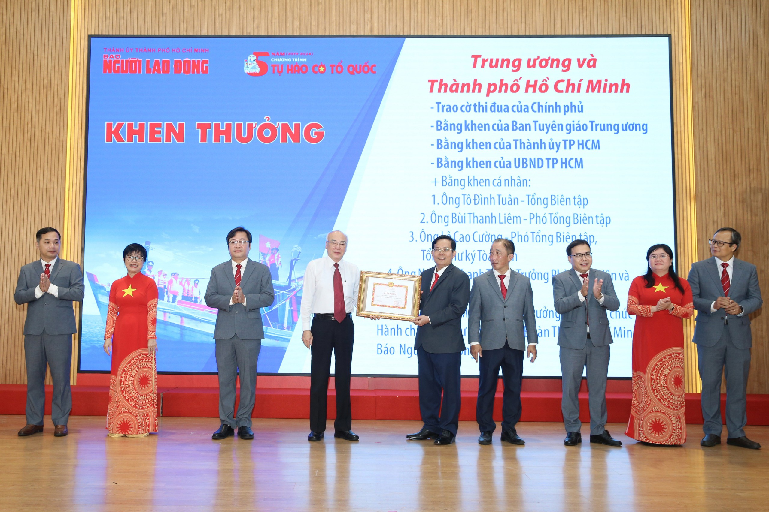 &Ocirc;ng Phan Nguyễn Như Khu&ecirc;, Trưởng Ban Tuy&ecirc;n gi&aacute;o Th&agrave;nh ủy TP HCM,  trao bằng khen của Th&agrave;nh ủy TP HCM cho &ocirc;ng T&ocirc; Đ&igrave;nh Tu&acirc;n, Tổng Bi&ecirc;n tập B&aacute;o Người Lao Động Ảnh: HO&Agrave;NG TRIỀU