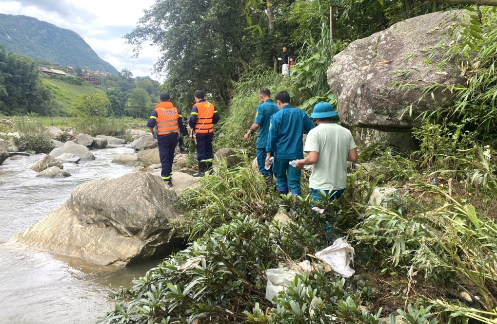 Sau nhiều ngày mất tích bí ẩn, tìm thấy 2 cháu bé tại tầng 3 một trường tiểu học- Ảnh 1.